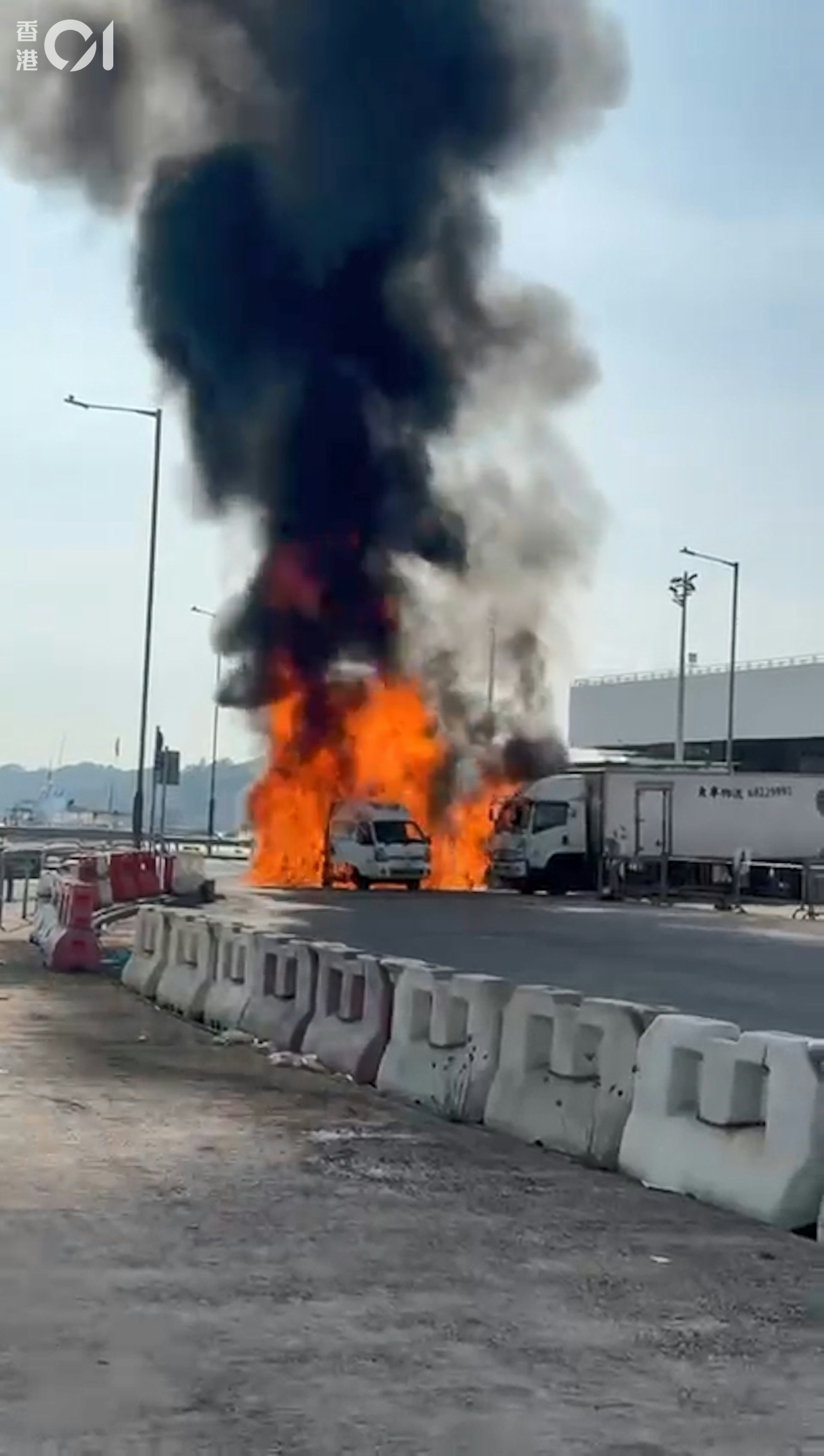長沙灣魚類批發市場對開的欽明路有多架車起火,現場影片可見,一輛車身較小的白色貨車最先起火,烈焰從車身兩邊噴出,其後波及其他車。(讀者提供) 長沙灣魚類批發市場對開的欽明路有多架車起火,現場影片可見,一輛車身較小的白色貨車最先起火,烈焰從車身兩邊噴出,其後波及其他車。(讀者提供)