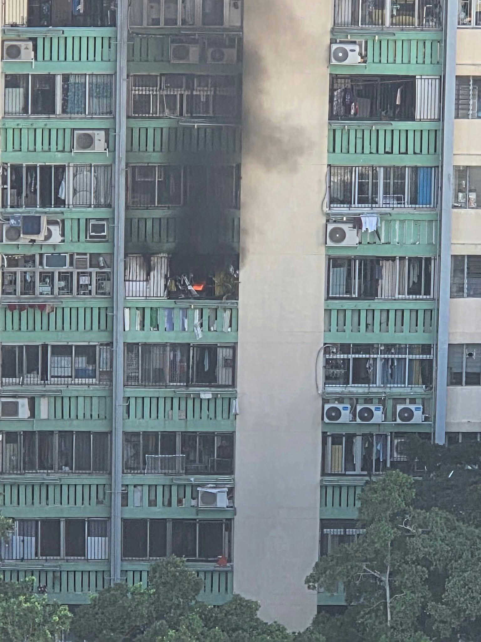 何文田愛民邨德民樓一單位發生火警並疑有爆炸，冒出大量濃煙。（fb愛民南北 (愛民邨 / 俊民苑)/劉耀武）