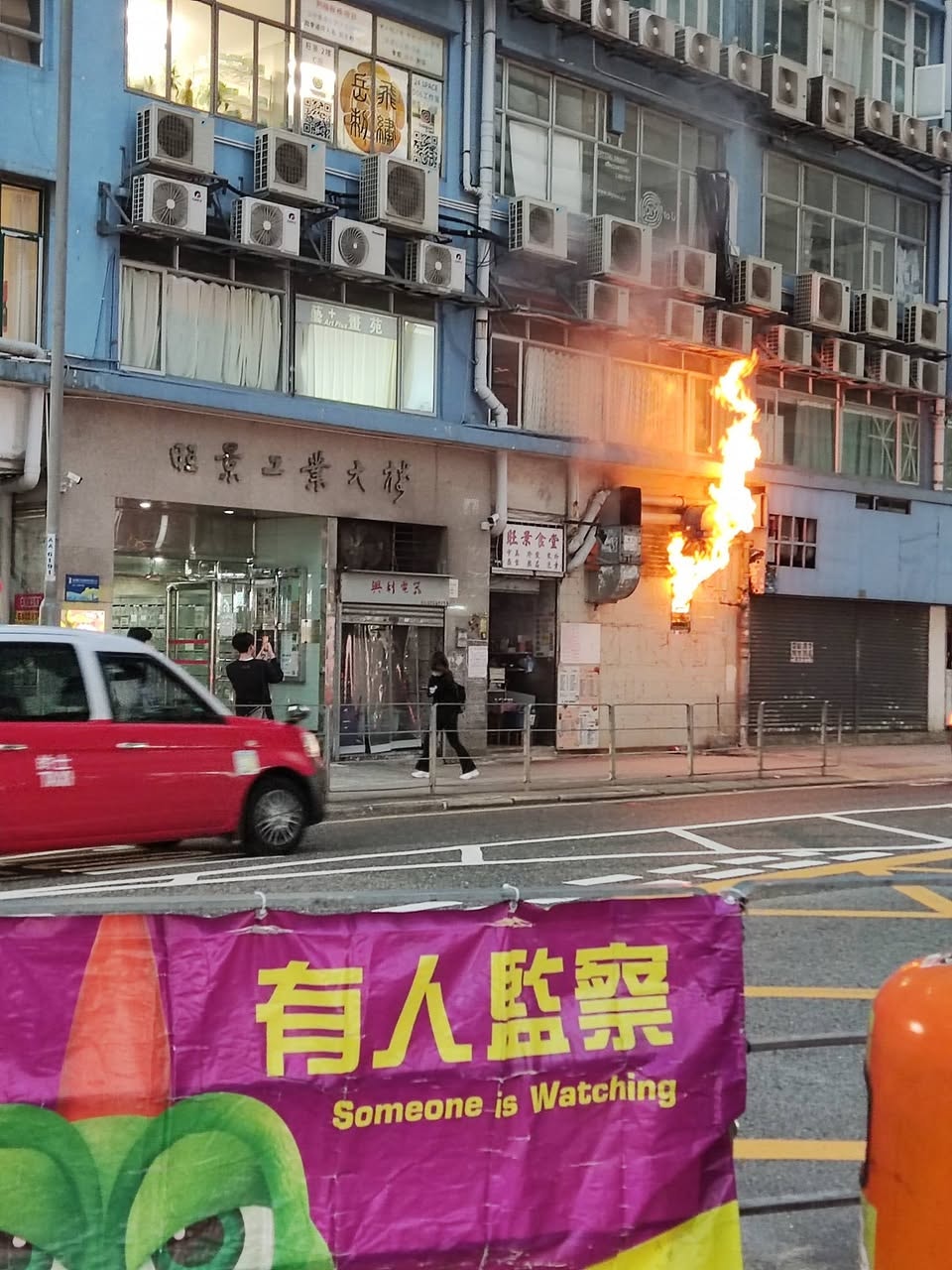 火舌從通風管竄出。（Facebook 黃大仙區友(黃大仙，新蒲崗，鑽石山，慈雲山......)Ming Chau）