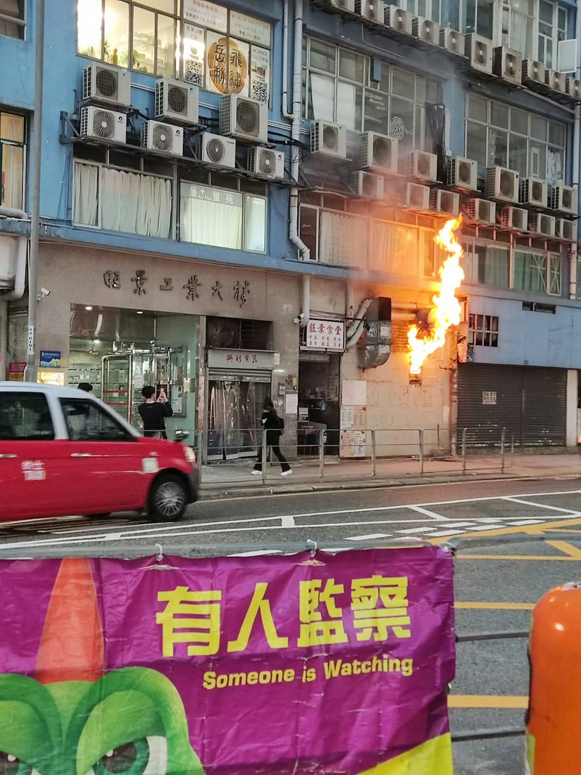 火舌從通風管竄出。(Facebook 黃大仙區友(黃大仙,新蒲崗,鑽石山,慈雲山......)Ming Chau) 火舌從通風管竄出。(Facebook 黃大仙區友(黃大仙,新蒲崗,鑽石山,慈雲山......)Ming Chau)