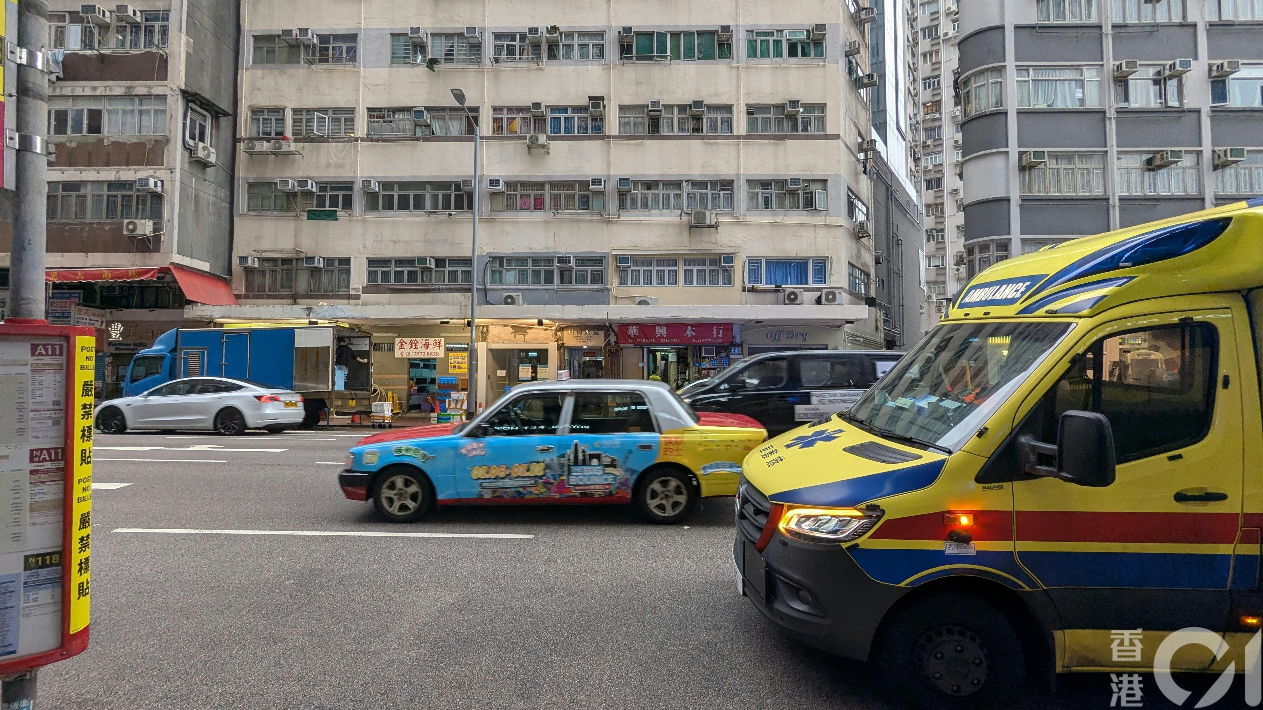 女住戶由救護車送院。（黃偉民攝）