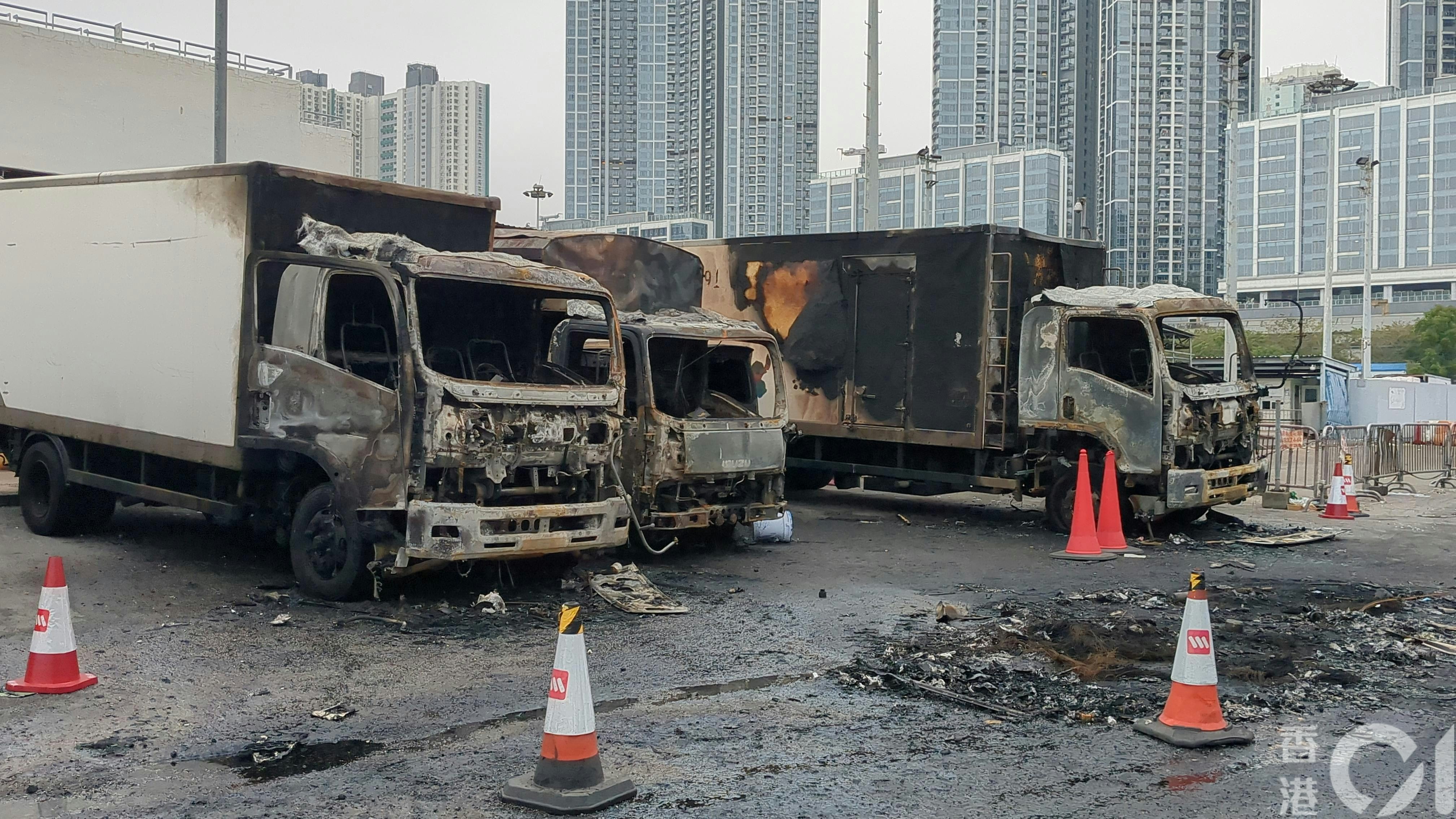 記者今日再到現場視察，發現有多輛被焚毀的貨車仍停泊上址。（黃偉民攝）
