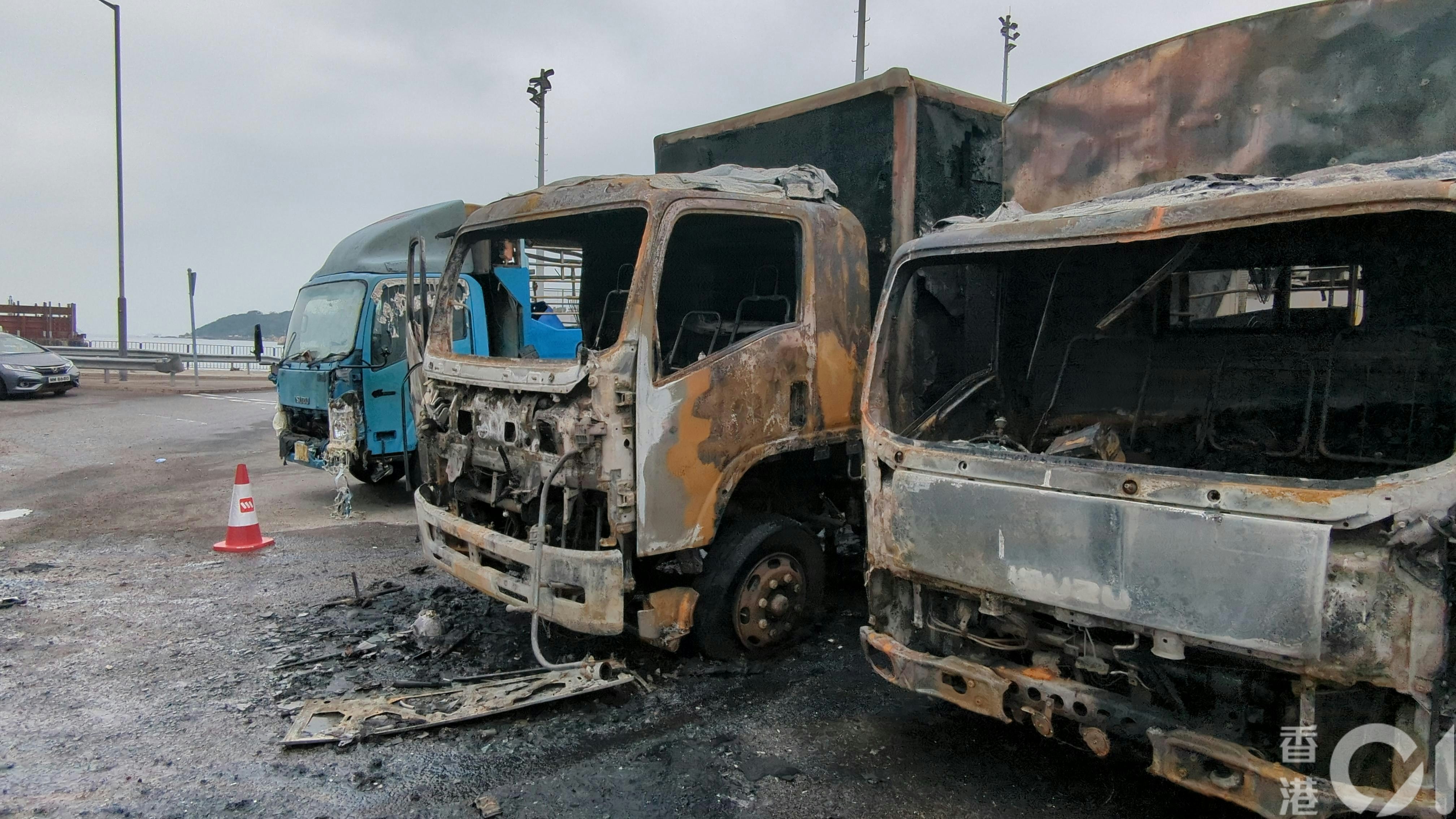 多輛汽車被波及焚毀，已燒成廢鐵。（黃偉民攝）