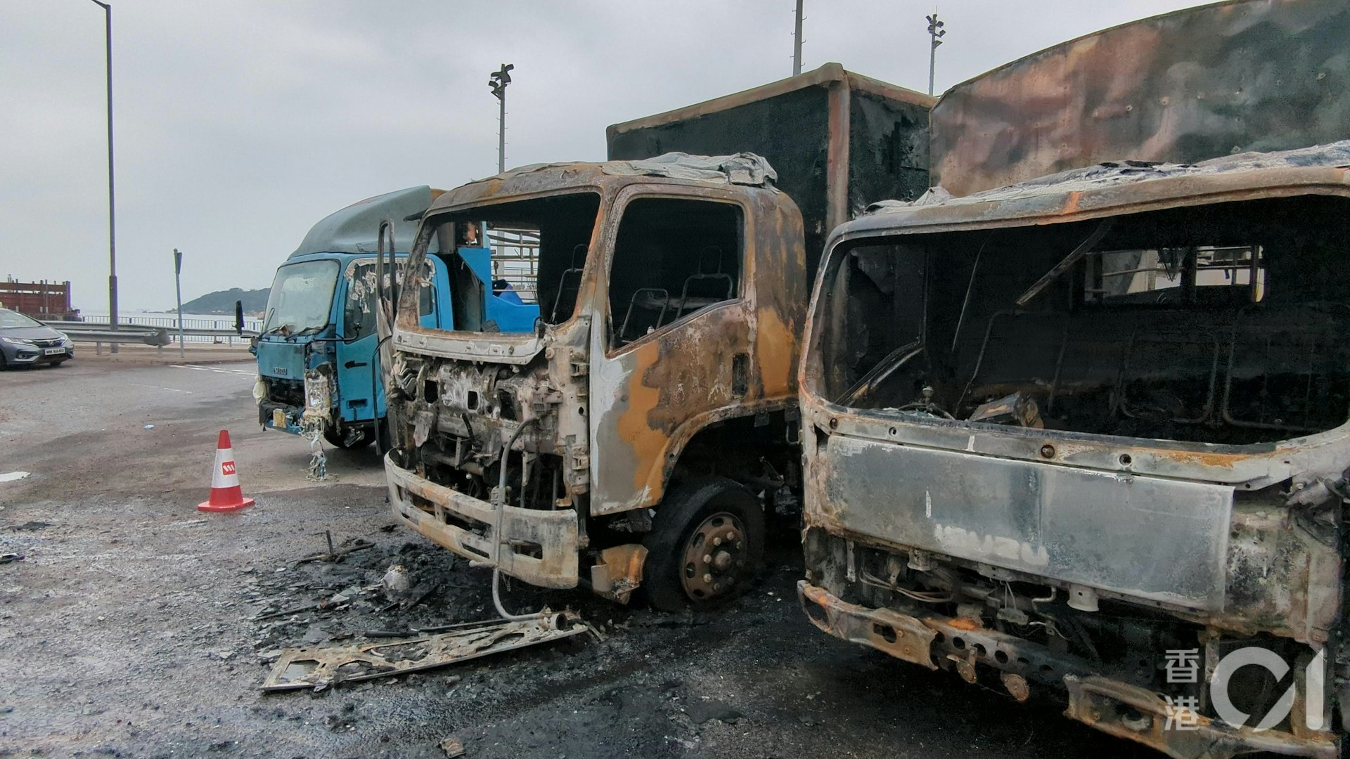 多輛汽車被波及焚毀,已燒成廢鐵。(黃偉民攝) 多輛汽車被波及焚毀,已燒成廢鐵。(黃偉民攝)