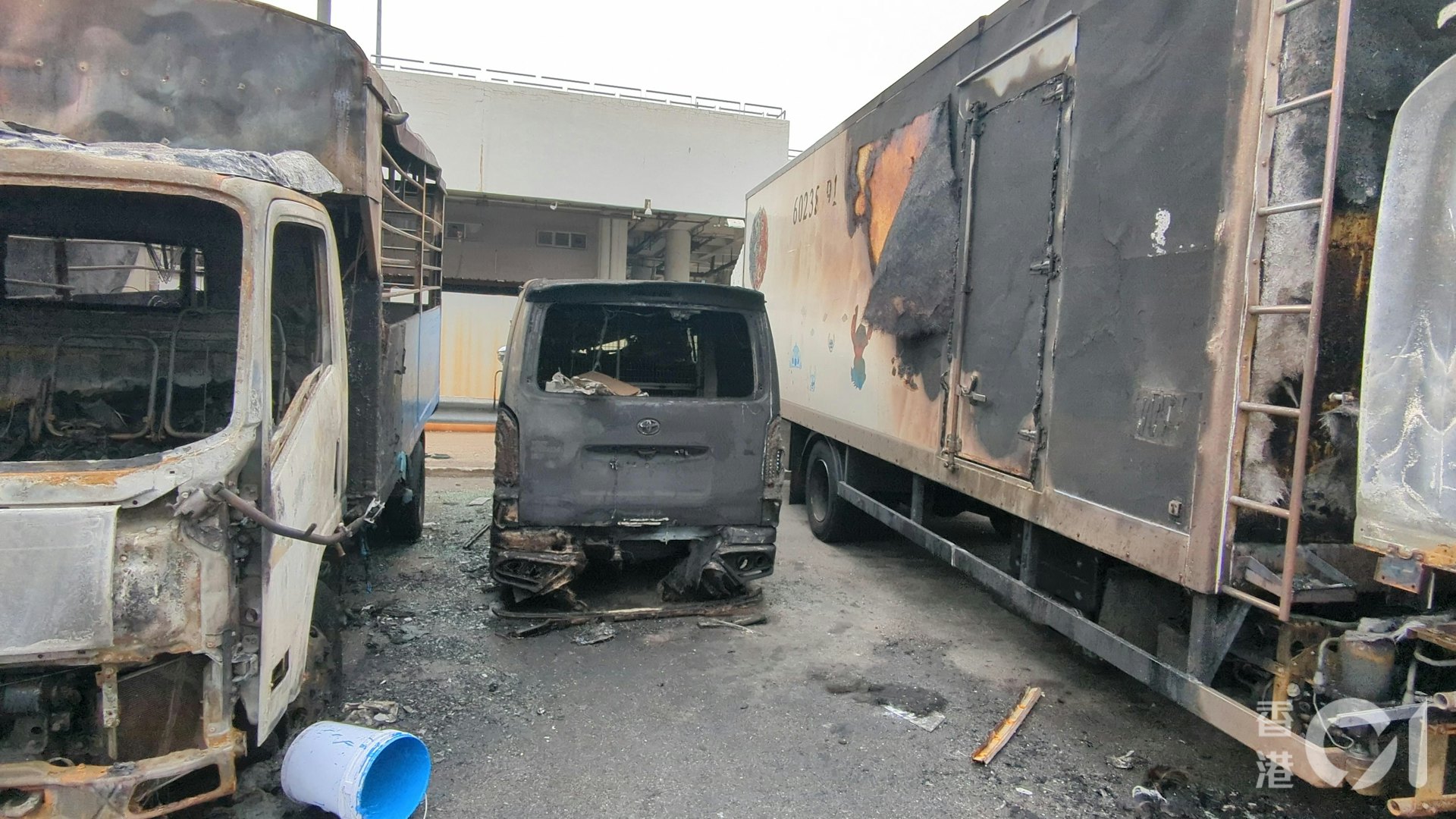 多輛汽車被波及焚毀,已燒成廢鐵。(黃偉民攝) 多輛汽車被波及焚毀,已燒成廢鐵。(黃偉民攝)