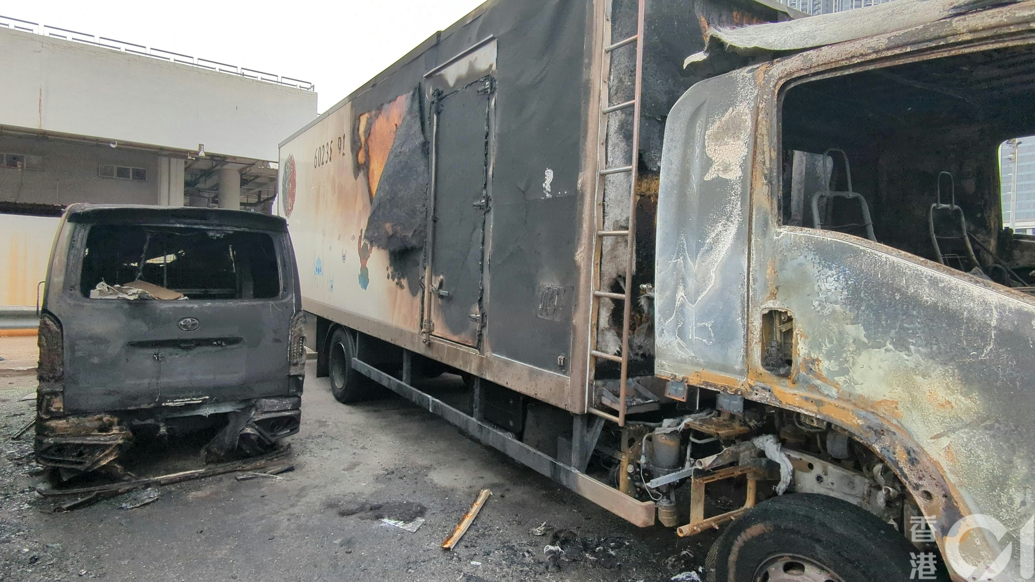 多輛汽車被波及焚毀,已燒成廢鐵。(黃偉民攝) 多輛汽車被波及焚毀,已燒成廢鐵。(黃偉民攝)