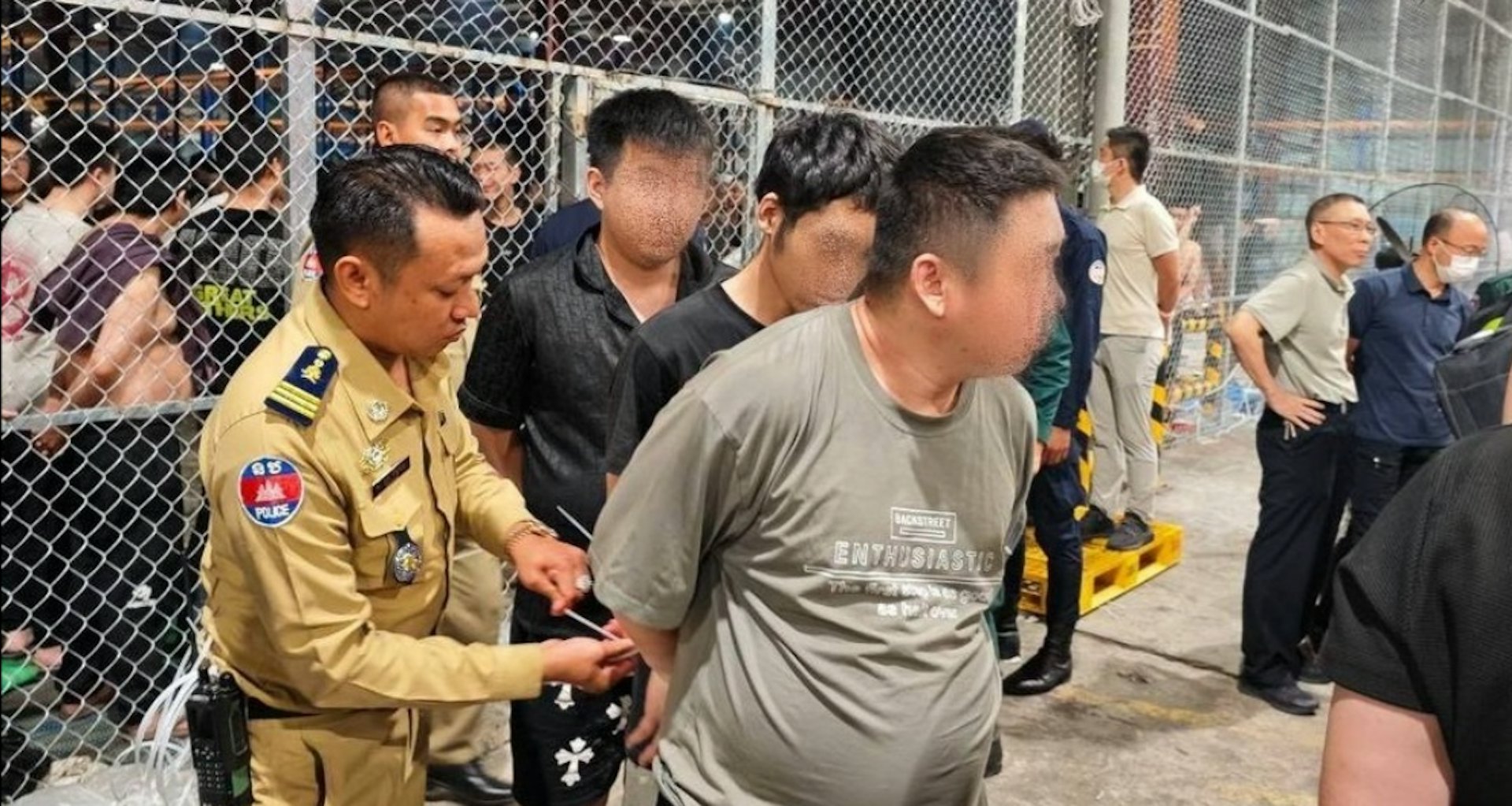柬埔寨移民总局于2月7日晚上依法遣返110名涉网络诈骗案件的中国籍人员。(《柬中时报》) 柬埔寨移民总局于2月7日晚上依法遣返110名涉网络诈骗案件的中国籍人员。(《柬中时报》)