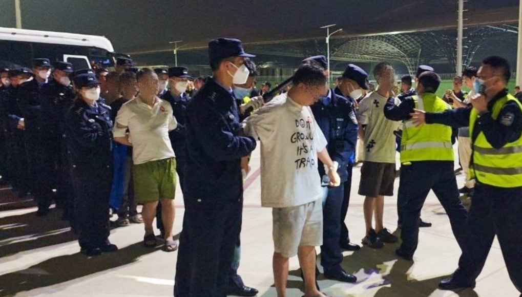 柬埔寨移民总局于2月7日晚上依法遣返110名涉网络诈骗案件的中国籍人员。（《柬中时报》）