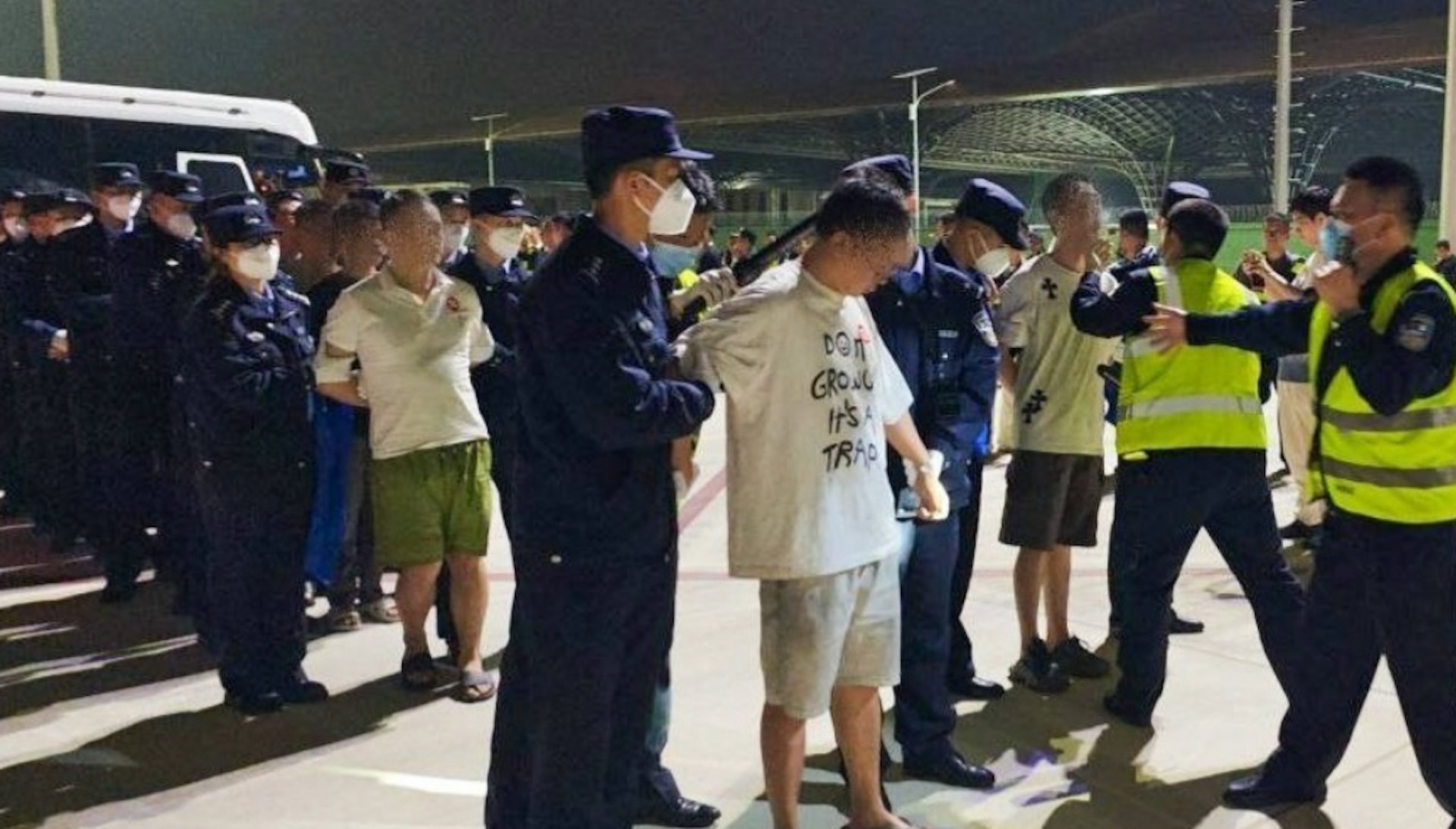 柬埔寨移民总局于2月7日晚上依法遣返110名涉网络诈骗案件的中国籍人员。(《柬中时报》) 柬埔寨移民总局于2月7日晚上依法遣返110名涉网络诈骗案件的中国籍人员。(《柬中时报》)