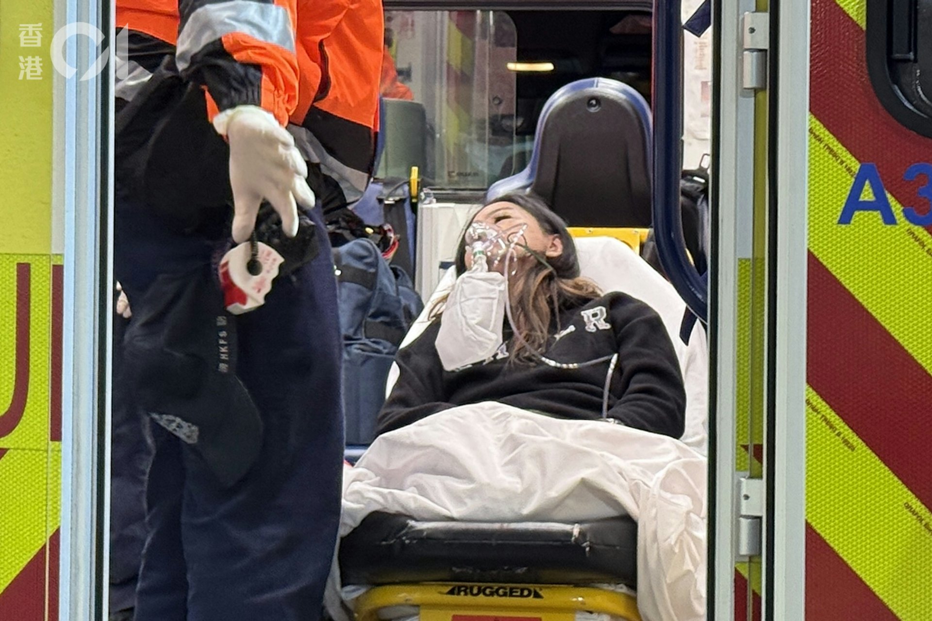 女戶主吸入濃煙不適,由救護車送院治理。(李家傑攝) 女戶主吸入濃煙不適,由救護車送院治理。(李家傑攝)