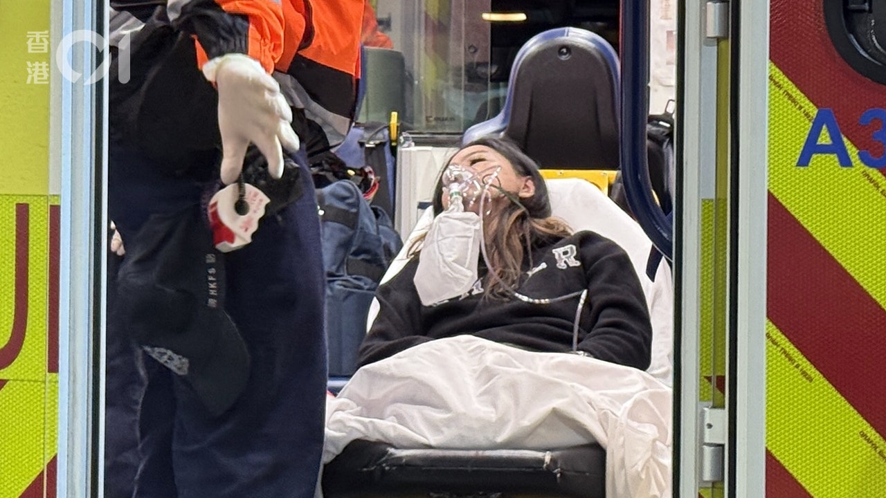 華荔邨單位天花燈起火 男鄰居協助撲救 與女戶主同吸入濃煙不適 華荔邨單位天花燈起火 男鄰居協助撲救 與女戶主同吸入濃煙不適