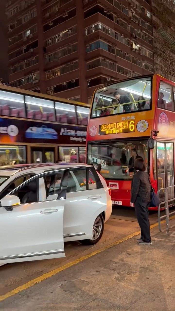 中港牌私家車男司機及男女乘客走到巴士車門及司機位窗戶位置，與巴士車長爭執。（影片截圖）