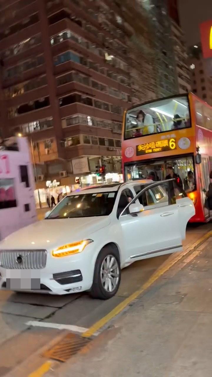 中港牌私家車男司機及男女乘客走到巴士車門及司機位窗戶位置，與巴士車長爭執。（影片截圖）