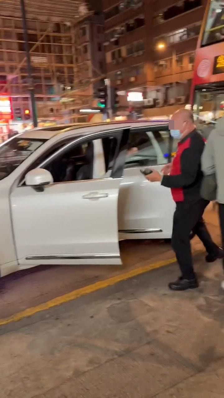 中港牌私家車男司機及男女乘客走回私家車，巴士車長下車向私家車人士斥責「夠膽就唔好走！」。（影片截圖）