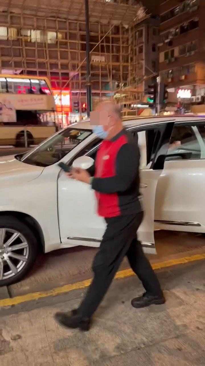 九巴車長走到私家車車頭位置報警，中港牌私家車司機還在反嗆。（影片截圖）