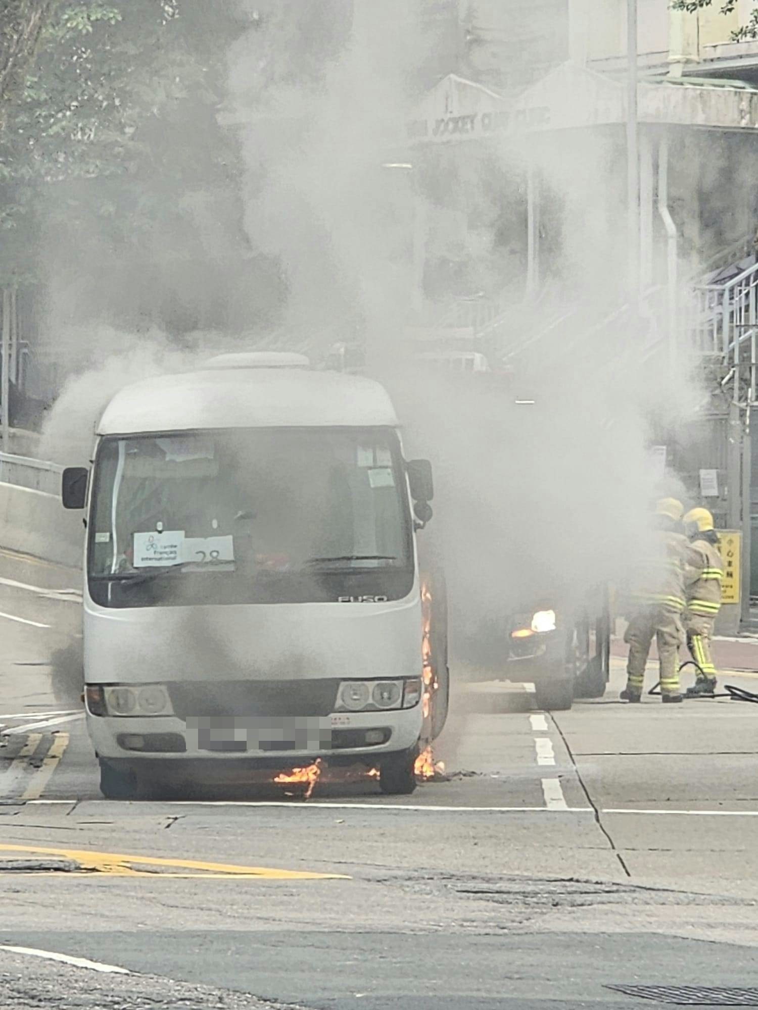 小巴車底起火。（網上圖片）