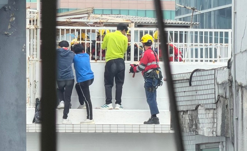 3少年尖沙咀大廈天台欄外「危攝」 驚動警方及消防高空拯救專隊