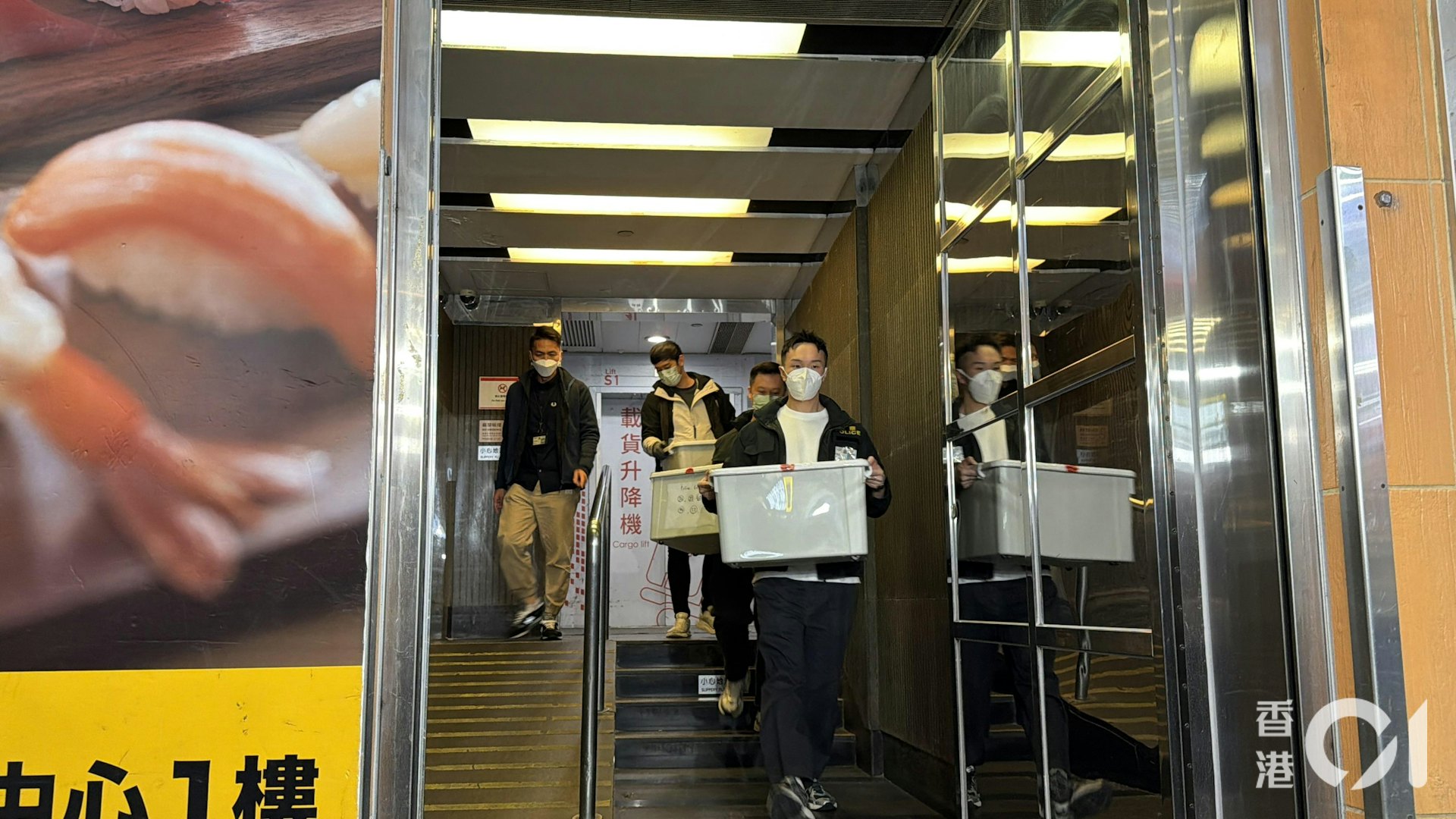 警方調查新型撞車碰瓷黨相關案件,2月9日搜查旺角一間律師行,檢走多箱證物。