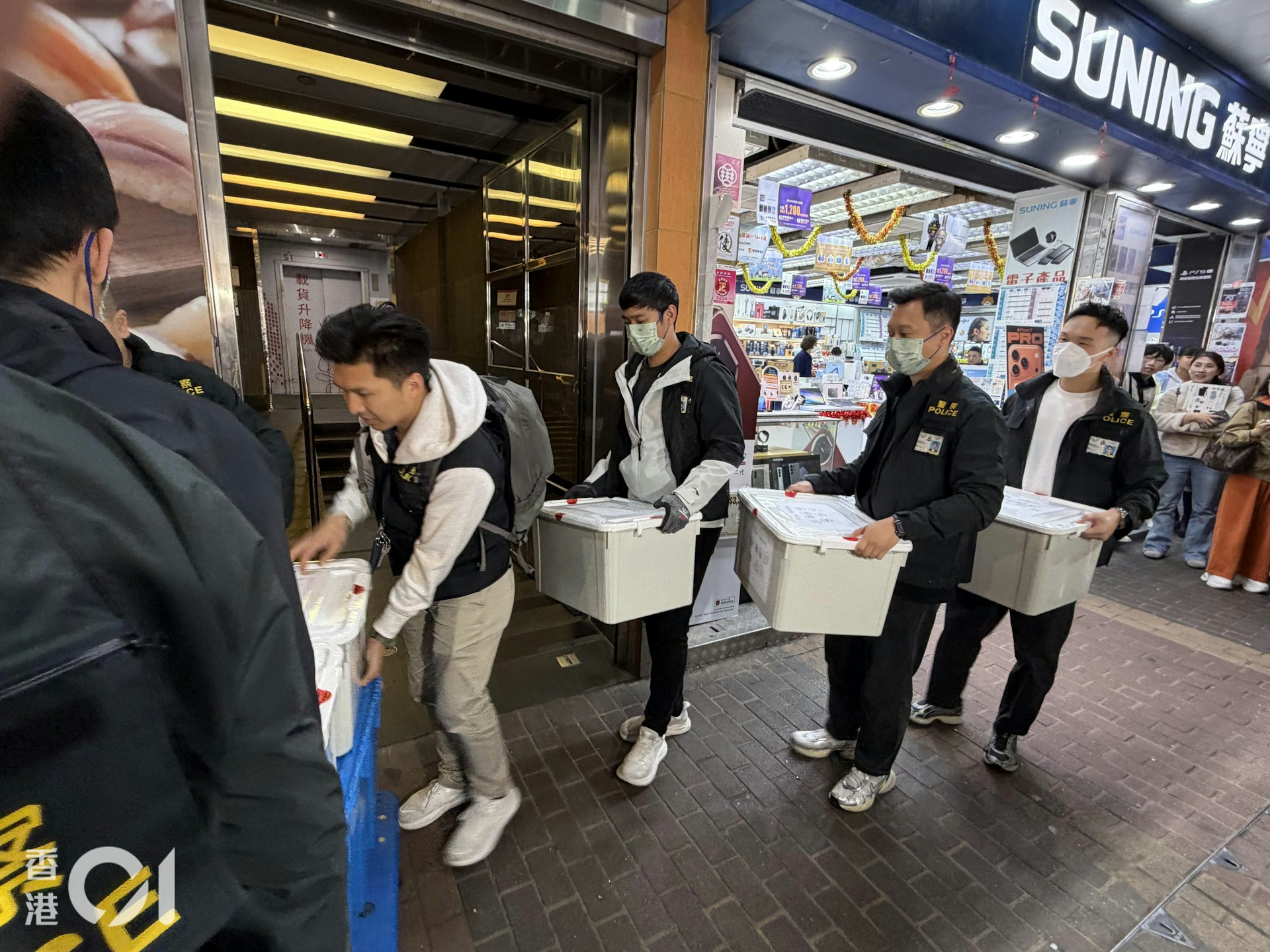 警方調查新型撞車碰瓷黨相關案件,2月9日搜查旺角一間律師行,檢走多箱證物。