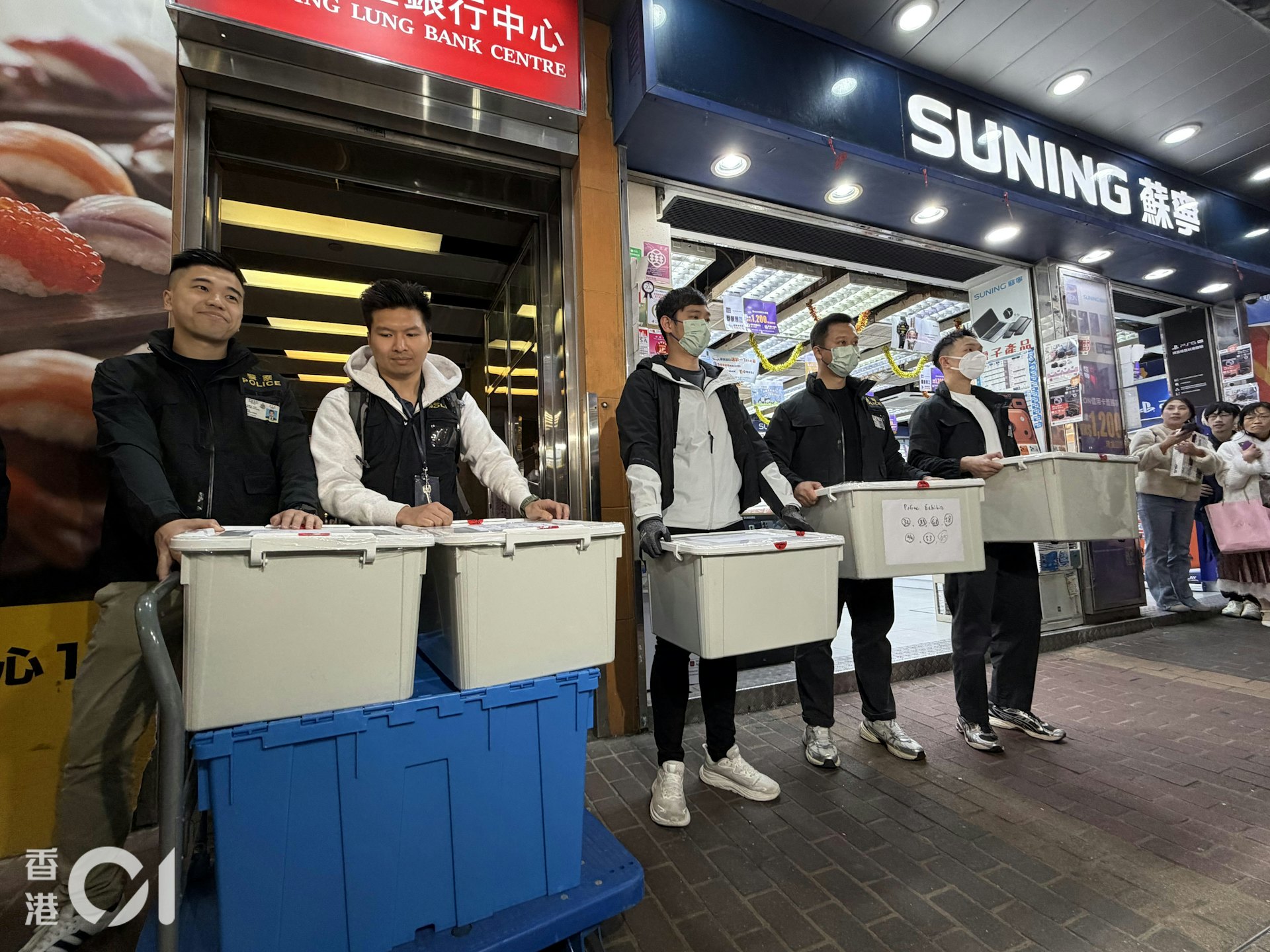 警方調查新型撞車碰瓷黨相關案件,2月9日搜查旺角一間律師行,檢走多箱證物。