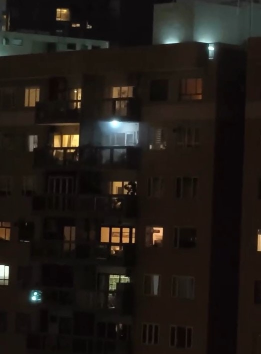 涉事單位露台冒出火光，未幾住戶自行將火救熄。(網上片段截圖)