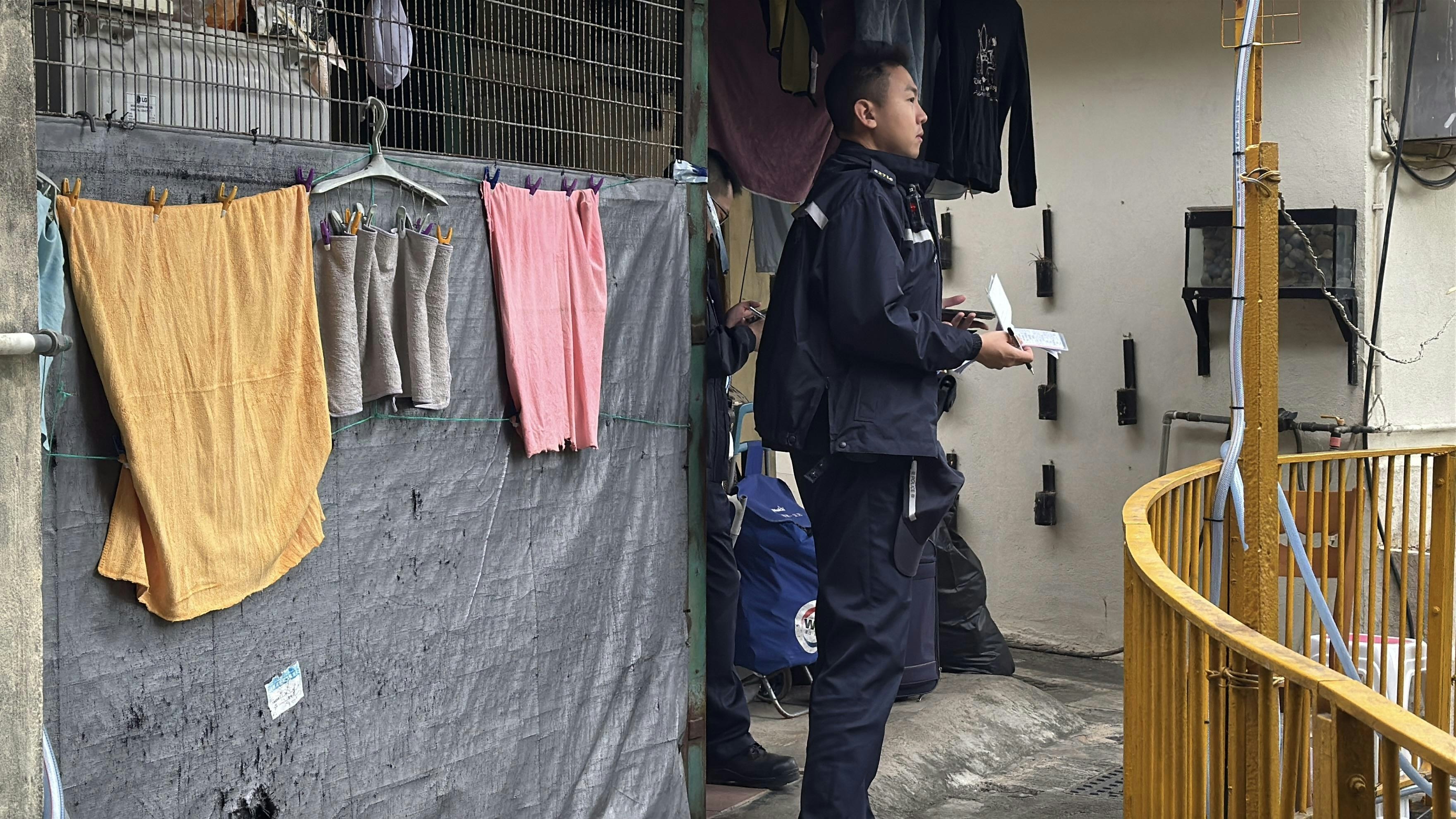 屯門井頭中村謀殺｜六旬翁頭部遭鈍物襲擊倒斃屋內警拘死者妻子