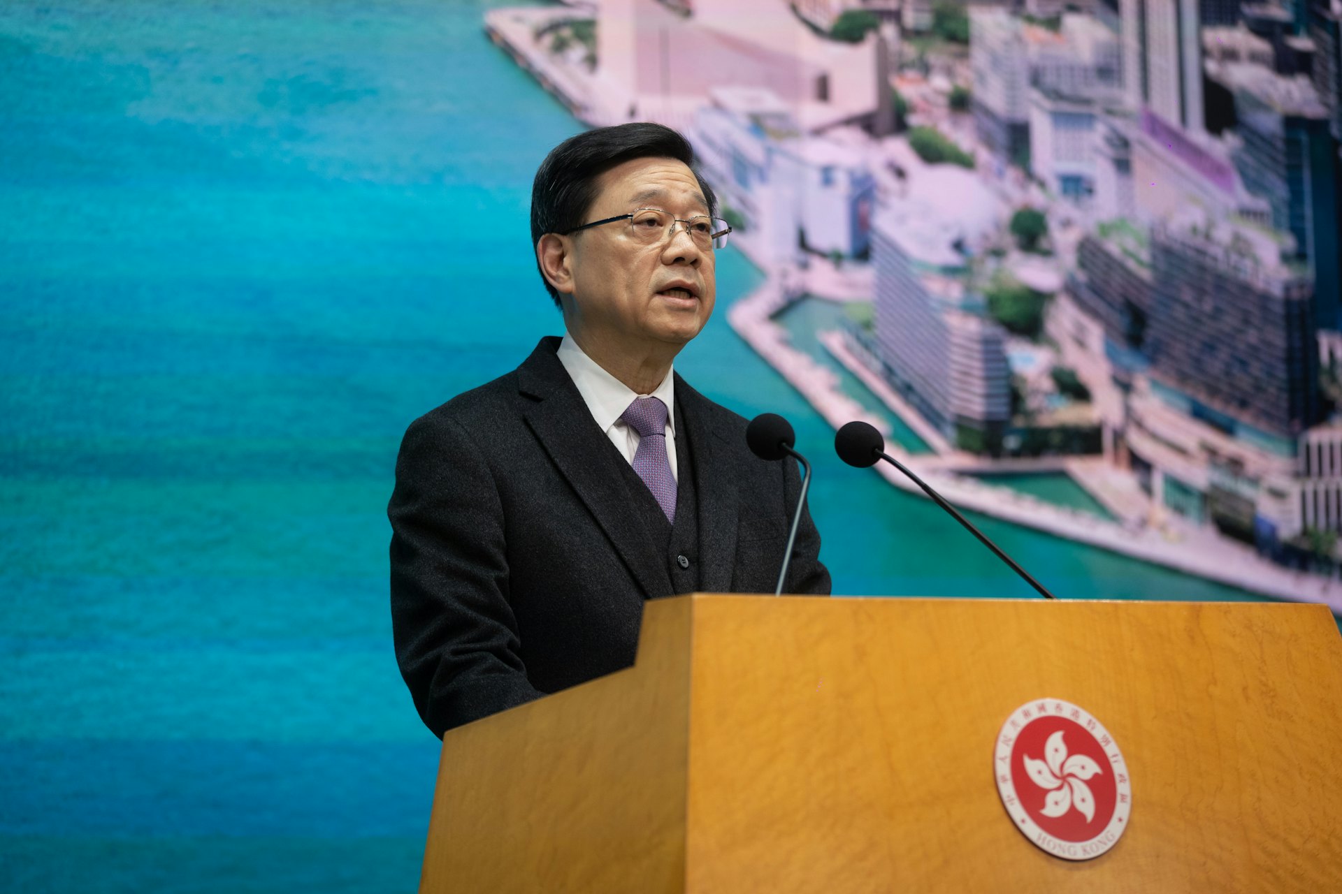 2月10日,行政長官李家超出席行政會議前見記者,回應宏福苑災民長遠安置問題。(廖雁雄攝) 2月10日,行政長官李家超出席行政會議前見記者,回應宏福苑災民長遠安置問題。(廖雁雄攝)