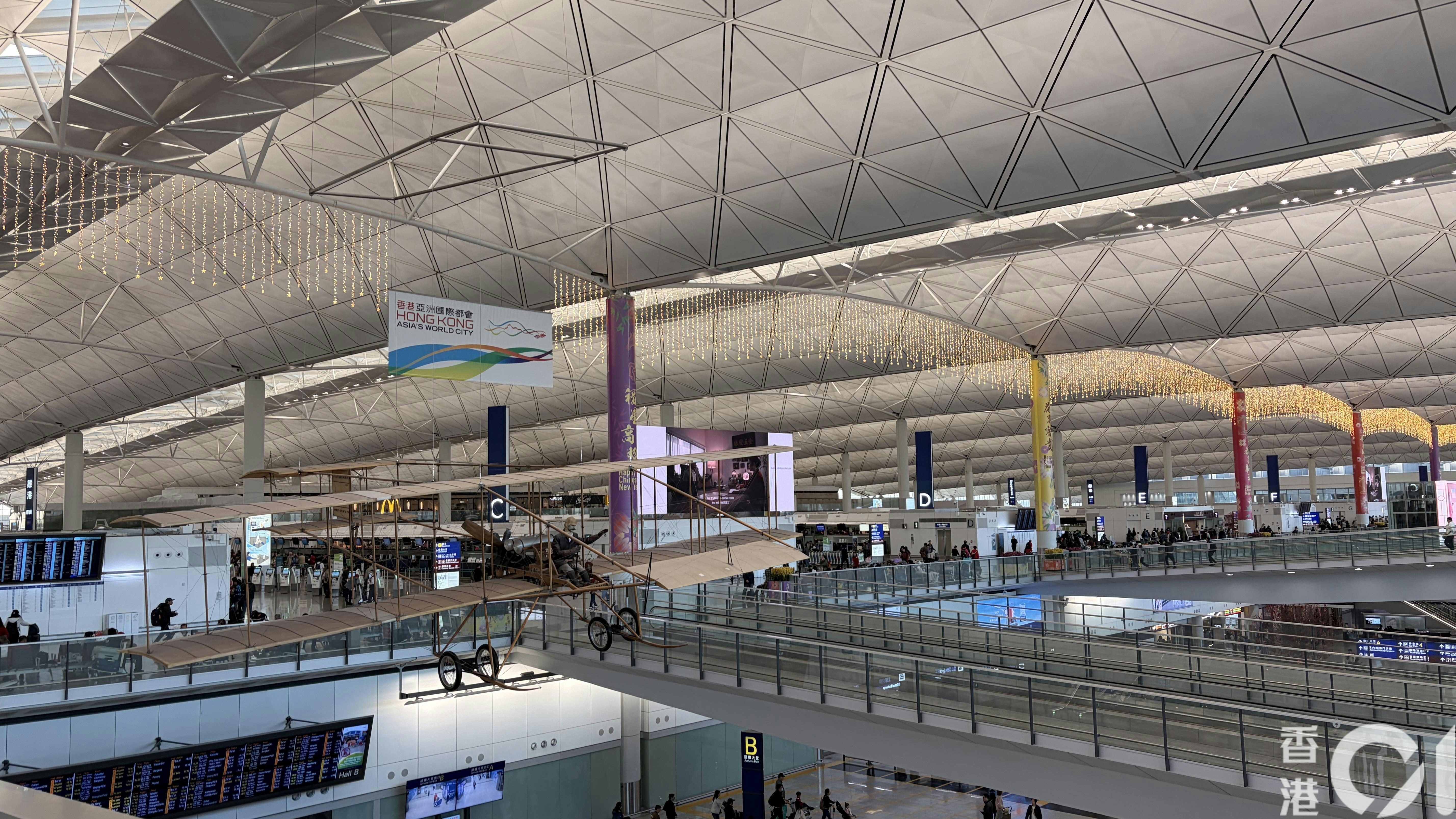 機管局表示，涉事212, 214, 216登機橋需要暫時關閉，而3個機位均沒有飛機停泊。（左朗星攝）