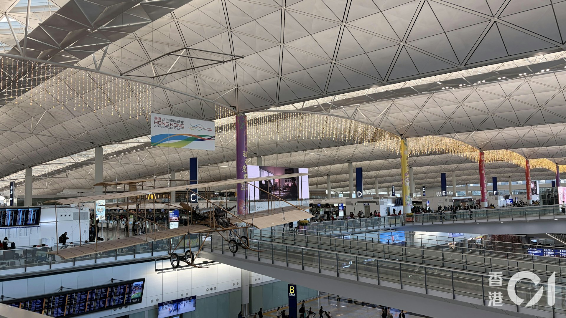 機管局表示,涉事212, 214, 216登機橋需要暫時關閉,而3個機位均沒有飛機停泊。(左朗星攝) 機管局表示,涉事212, 214, 216登機橋需要暫時關閉,而3個機位均沒有飛機停泊。(左朗星攝)