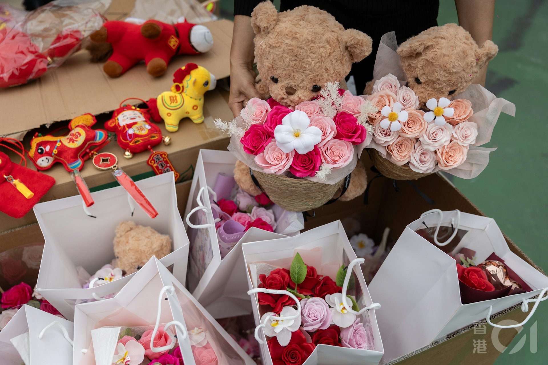 情人節送禮方面,男士最常選擇禮物依然是花,有52%,而今年年宵橫跨情人節,維園有檔口出售情人節系列的熊公仔,每個售價逾100元。(資料圖片/廖雁雄攝)