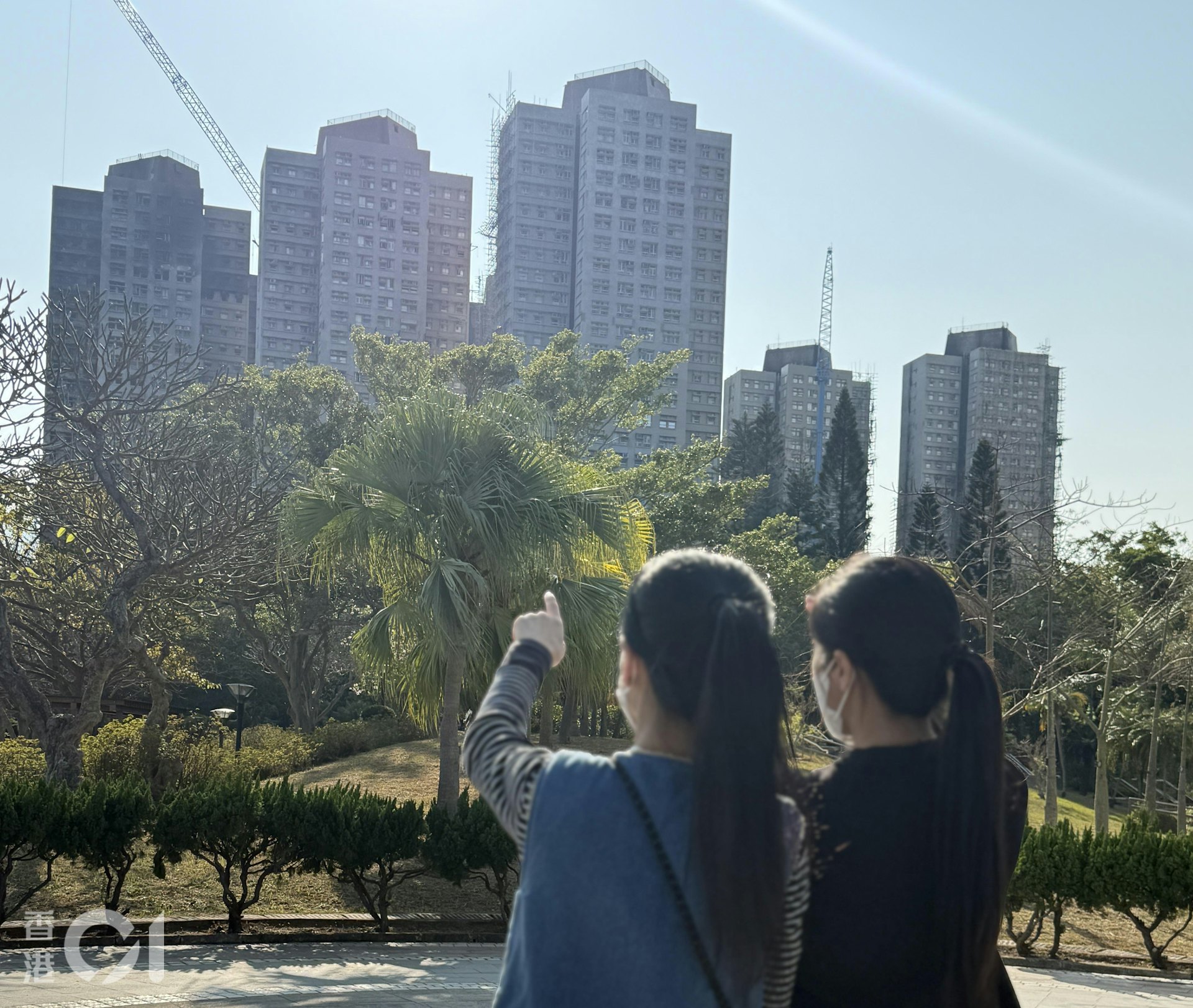 每每途經屋苑,映入眼簾的滿目瘡痍,都不由自主地勾起遺屬記憶深處的思念。傷痛猶在,然家族的根早已深植此地,她們盼原址重建,重新開始。(羅日昇攝) 每每途經屋苑,映入眼簾的滿目瘡痍,都不由自主地勾起遺屬記憶深處的思念。傷痛猶在,然家族的根早已深植此地,她們盼原址重建,重新開始。(羅日昇攝)