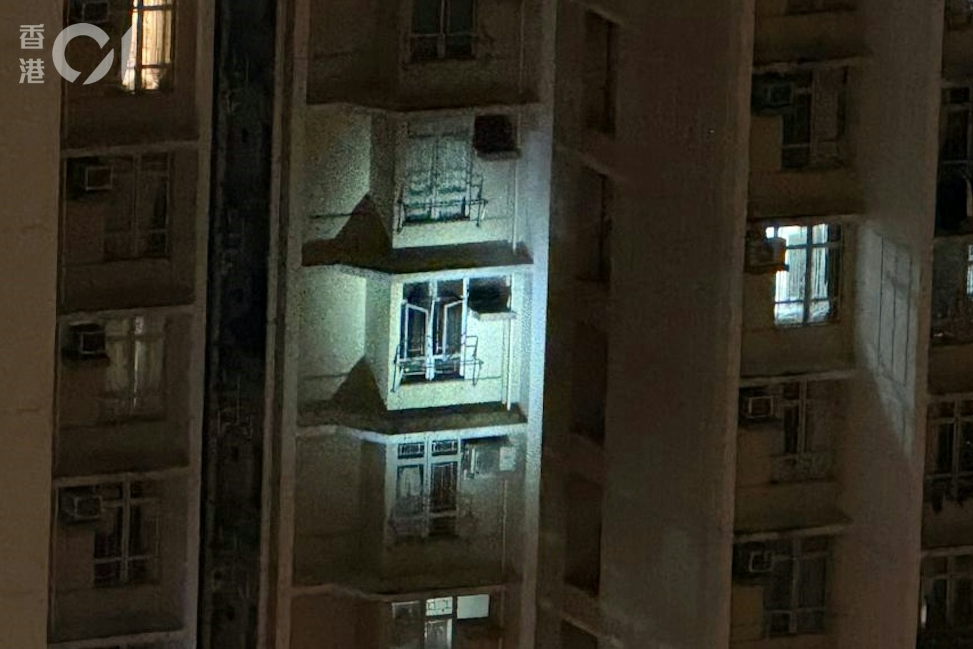 火警救熄後,消防用大光燈照亮單位調查。(讀者圖片) 火警救熄後,消防用大光燈照亮單位調查。(讀者圖片)