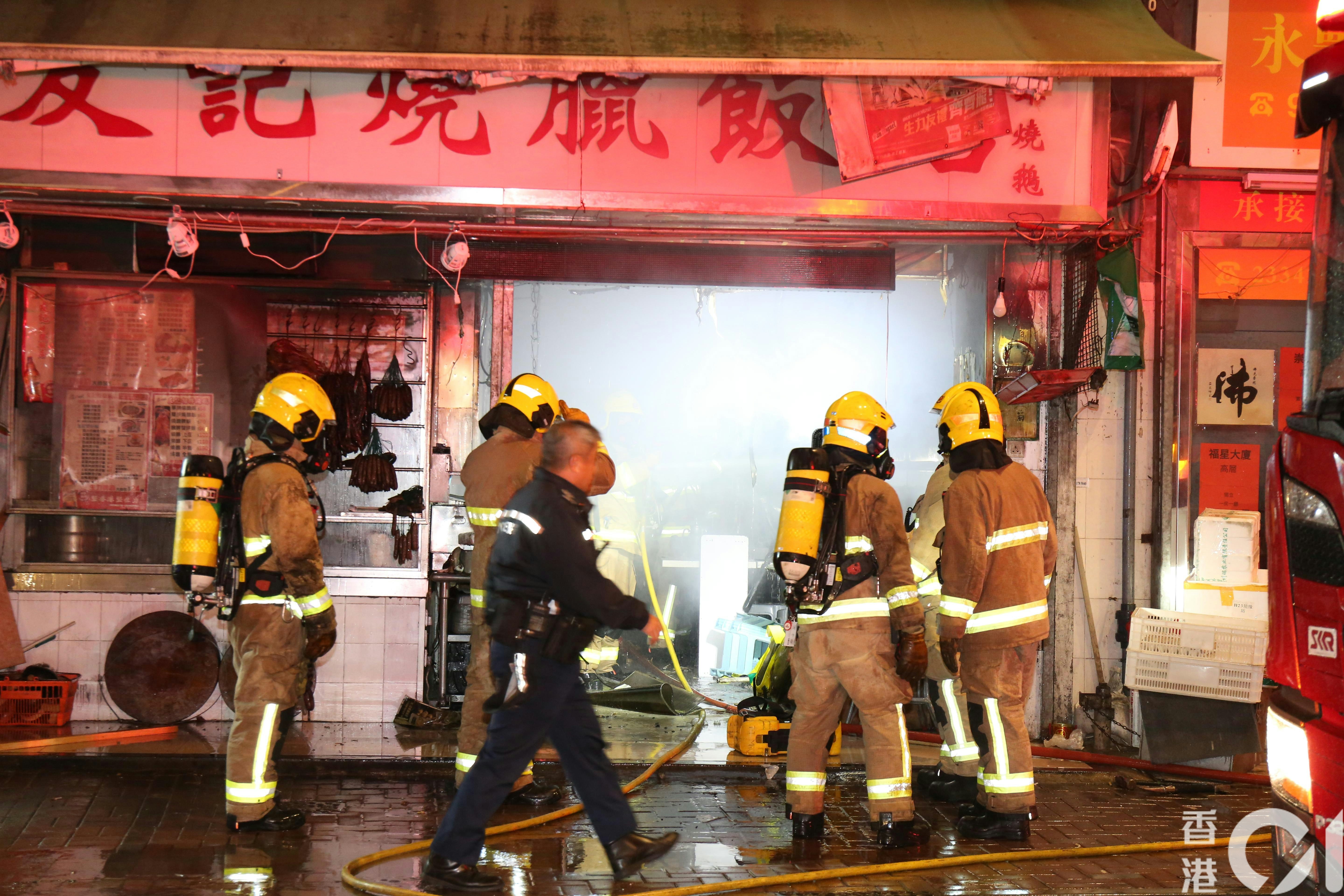 消防調查起火原因。(陳永武攝) 消防調查起火原因。(陳永武攝)