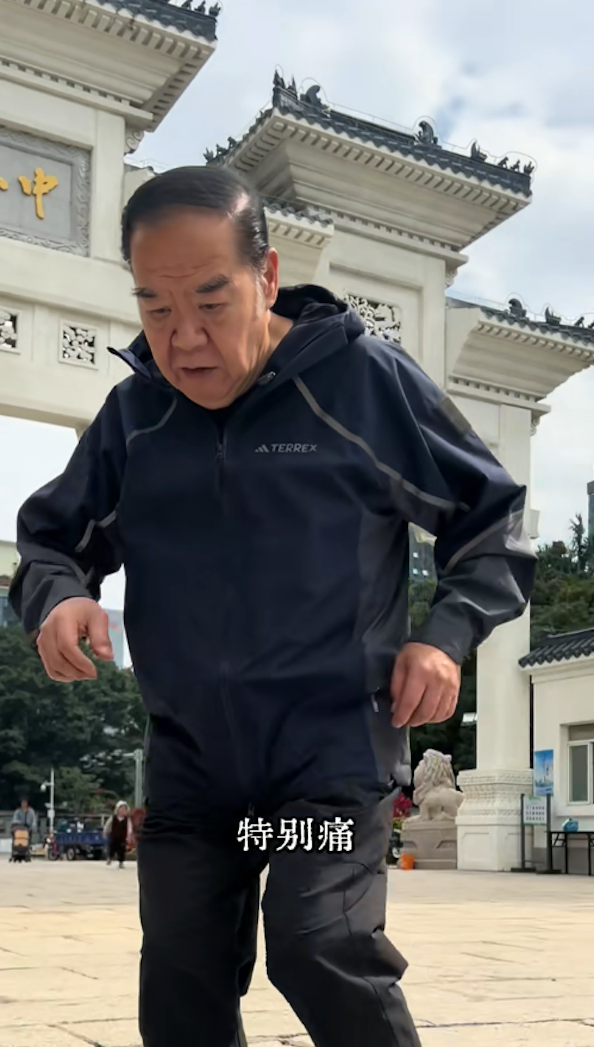 74岁郑则仕膝头痛到难落楼信发哥去跑步朋友死阻:想变跛豪啊