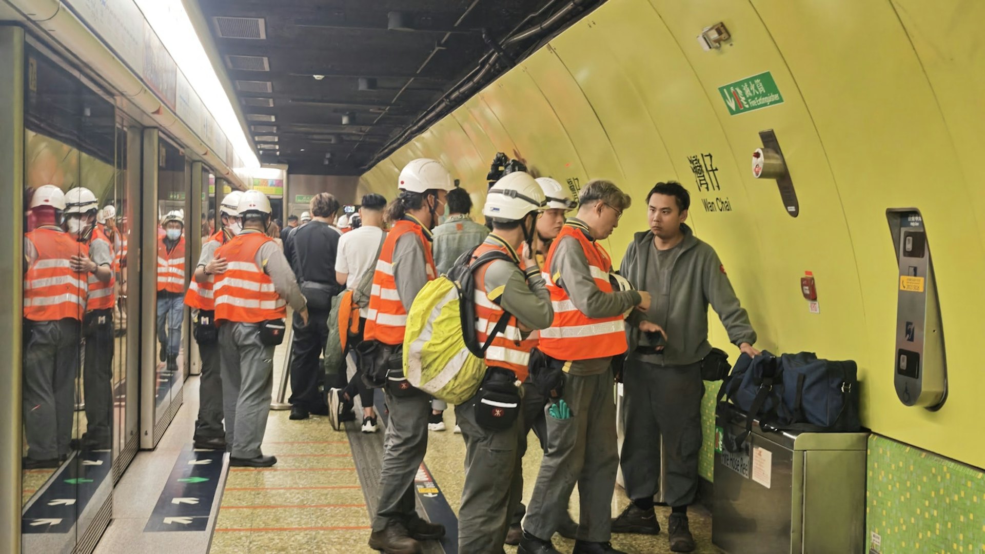 港鐵港島線2026年2月11日發生事故,路軌中的信號箱損毀,懷疑被勾爛,導致行車受阻。