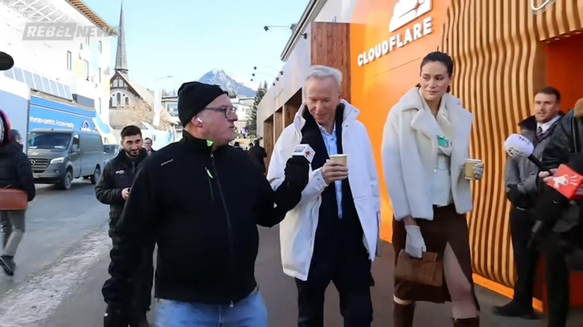 70歲Google前行政總裁,施密特(中)在達沃斯經濟論壇期間跟27歲德國名模格洛麗亞(右)一同現身。(YouTube@OzraeliAvi)