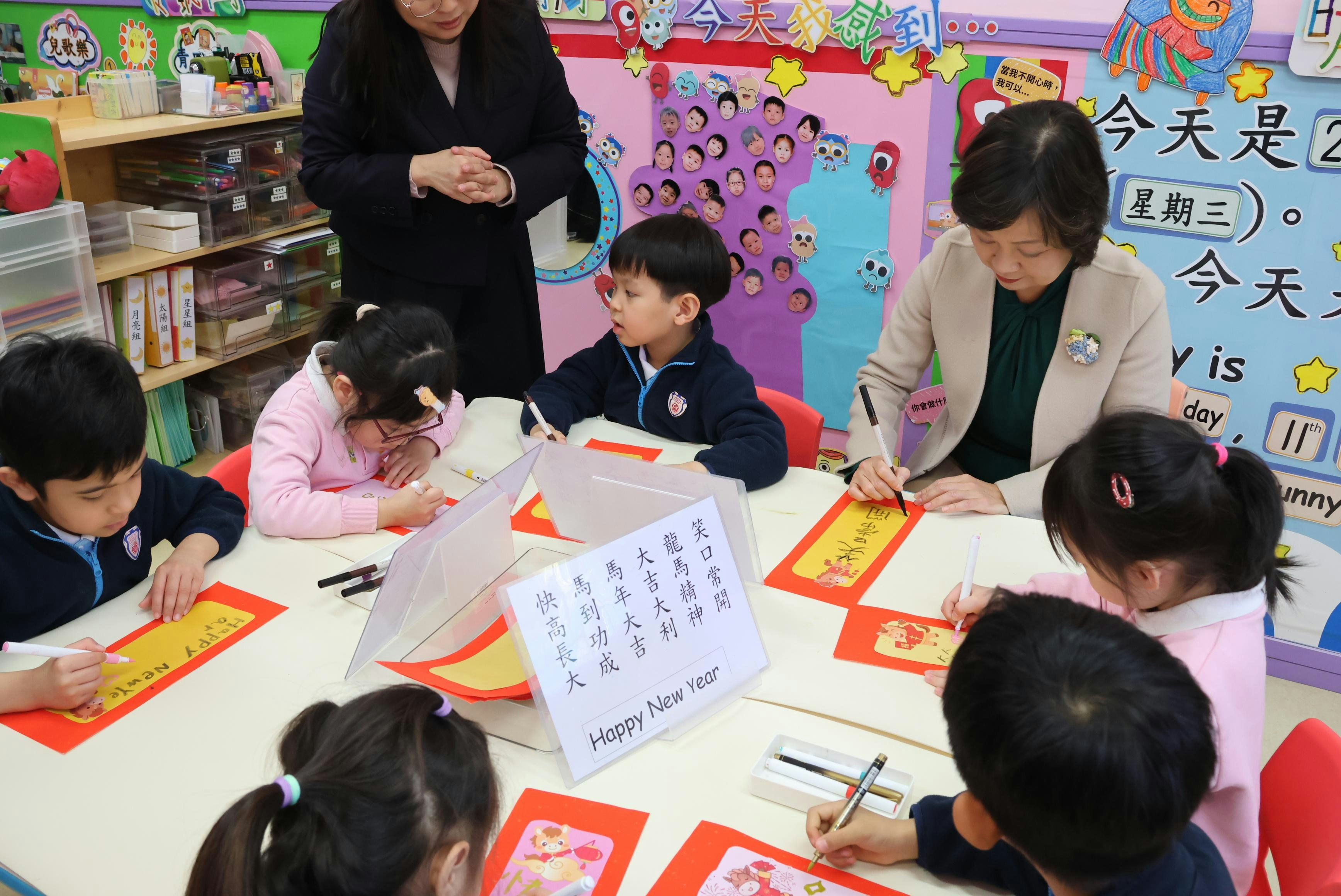 教育局局長蔡若蓮今(11日)與局方人員走訪3間曾受宏福苑大火影響的幼稚園。(教育局圖片) 教育局局長蔡若蓮今(11日)與局方人員走訪3間曾受宏福苑大火影響的幼稚園。(教育局圖片)
