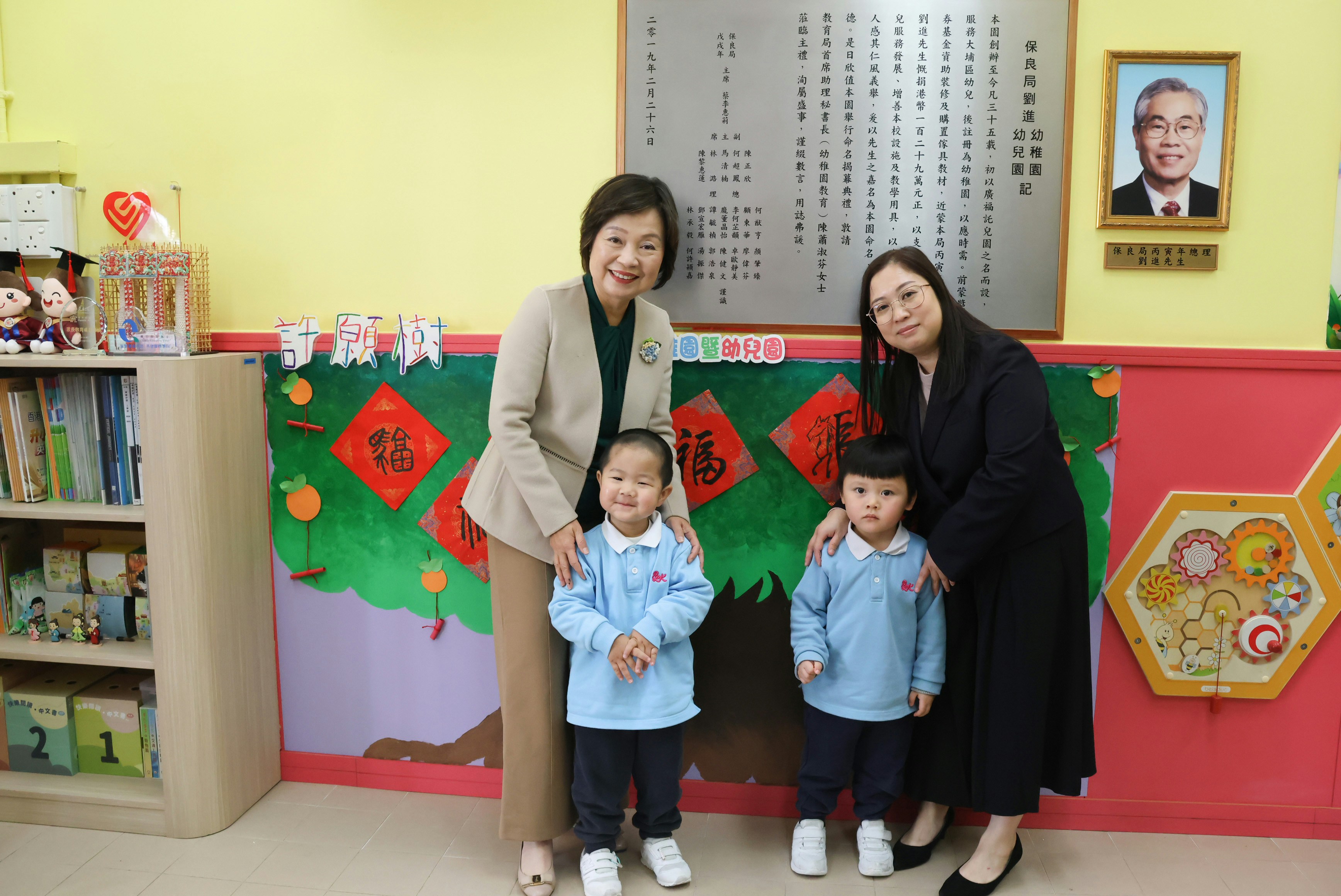 教育局局長蔡若蓮今（11日）與局方人員走訪3間曾受宏福苑大火影響的幼稚園。（教育局圖片）