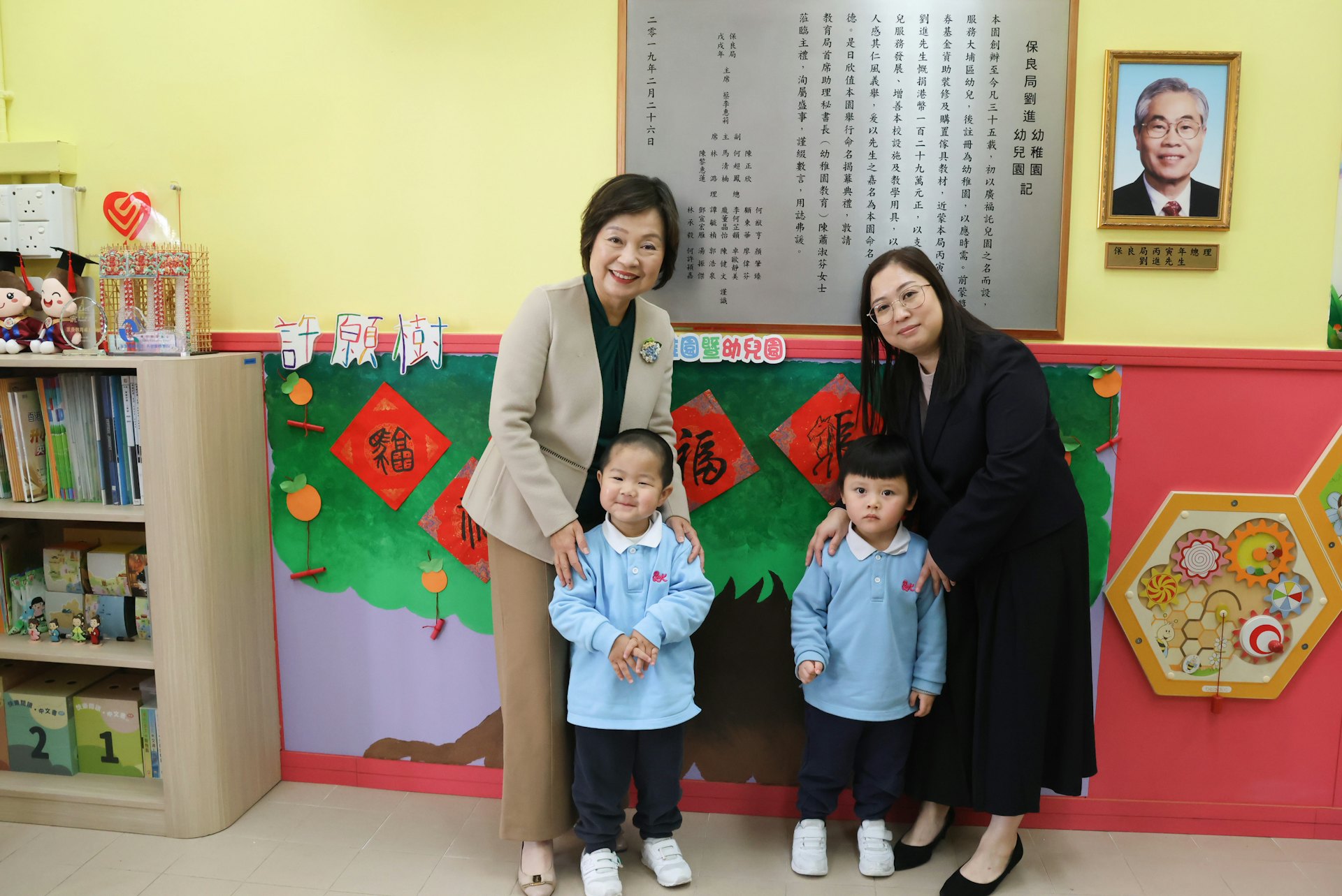 教育局局長蔡若蓮今(11日)與局方人員走訪3間曾受宏福苑大火影響的幼稚園。(教育局圖片) 教育局局長蔡若蓮今(11日)與局方人員走訪3間曾受宏福苑大火影響的幼稚園。(教育局圖片)