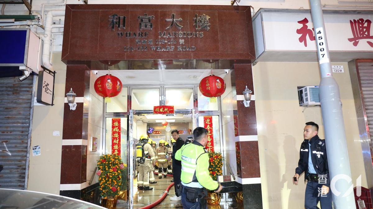 北角劏房疑拖板短路起火 消防開喉撲熄 男住戶頭暈送院30人疏散 北角劏房疑拖板短路起火 消防開喉撲熄 男住戶頭暈送院30人疏散