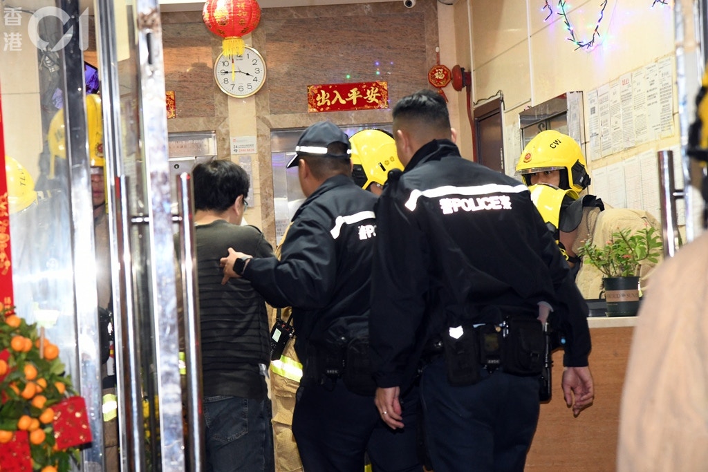 涉事劏房男住戶(左)協助警方及消防調查。 涉事劏房男住戶(左)協助警方及消防調查。