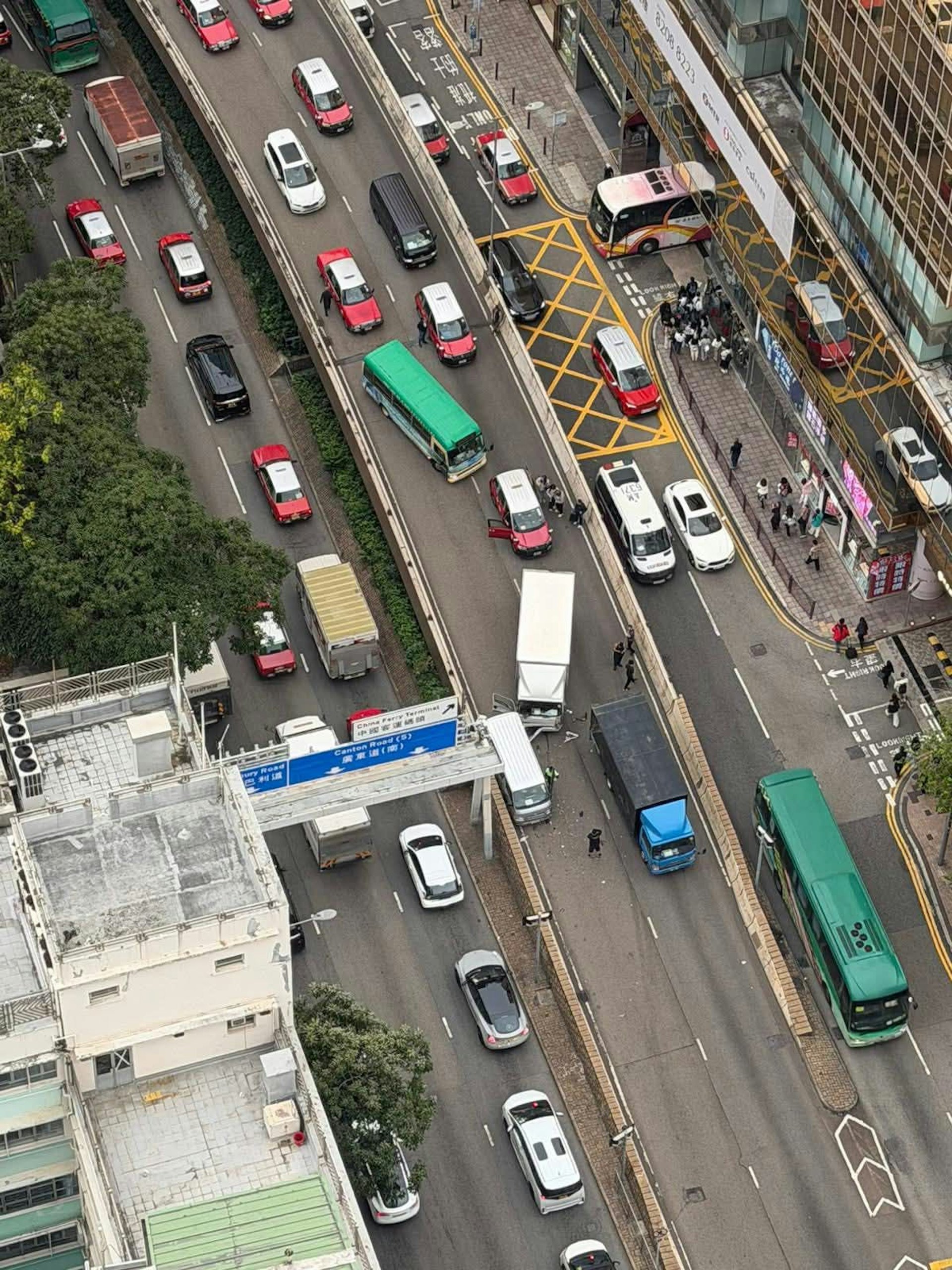 兩部5.5噸貨車和一部客貨車在橋面相撞。(Facebook「馬路的事 (即時交通資訊台)Thomas Li」圖片)