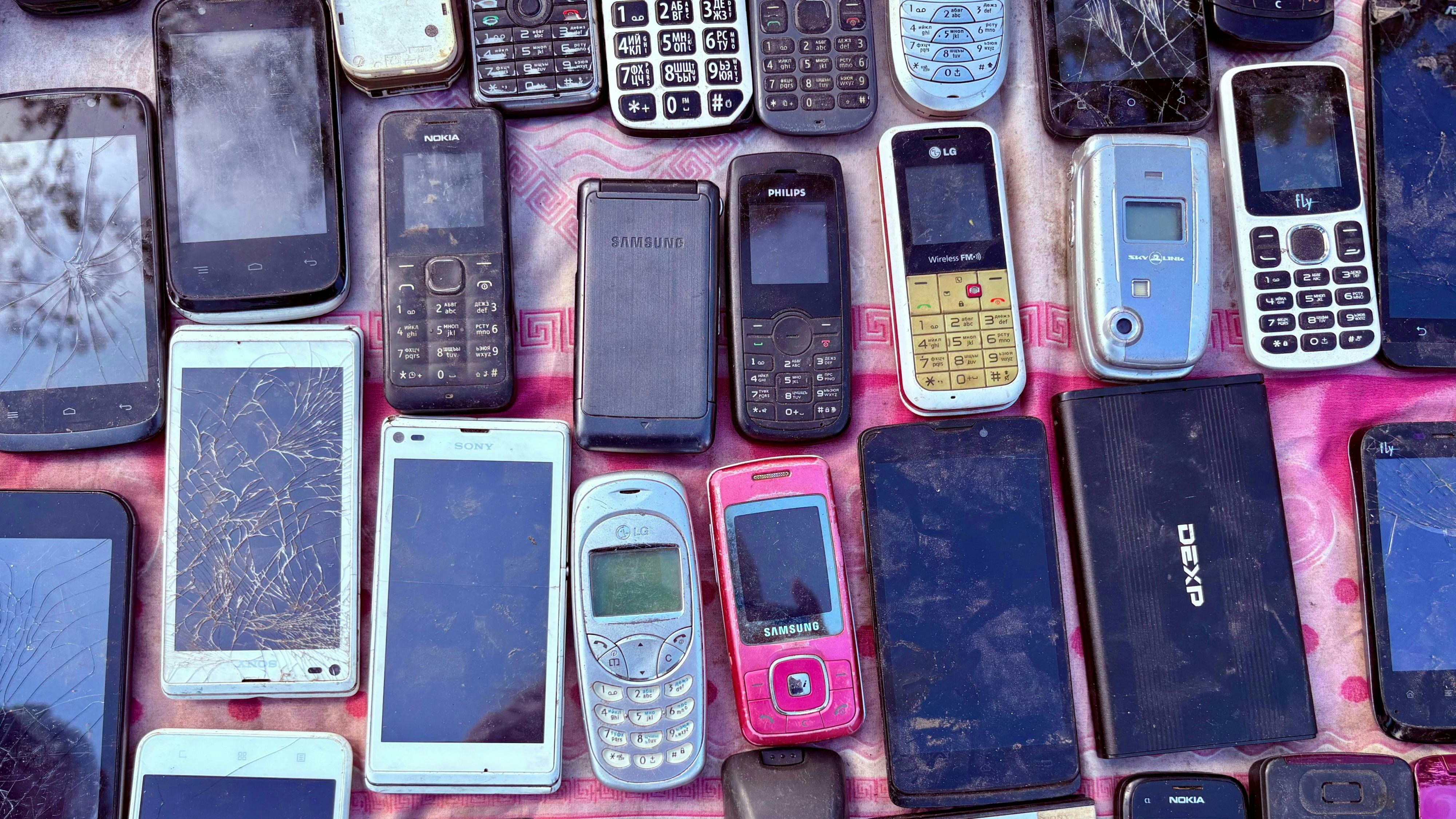 我們以為把舊手機、舊相機、行動電源放在抽屜是惜物、念舊，但對消防員而言卻是釀成爆炸的風險。（Unsplash）