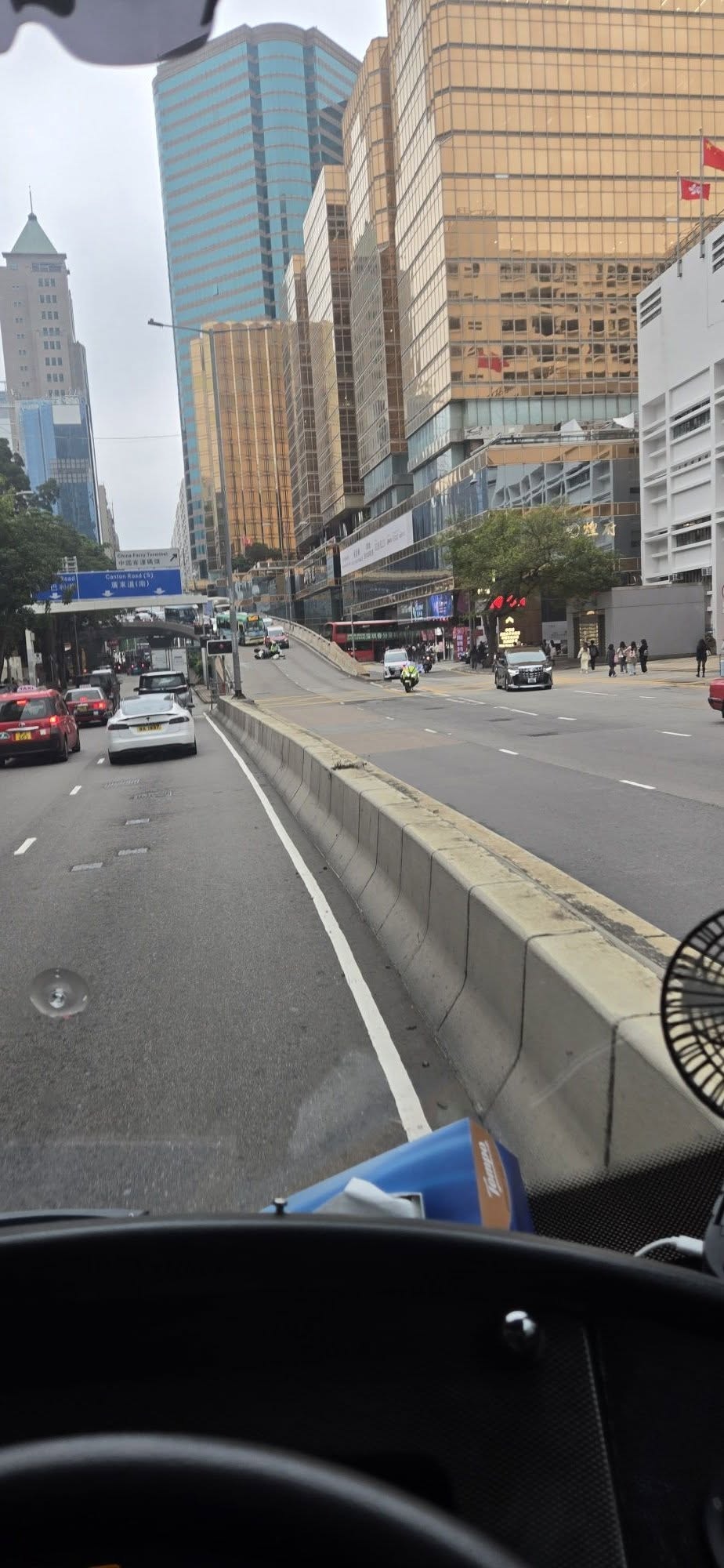 鐵馬在落橋位翻倒。（讀者提供）