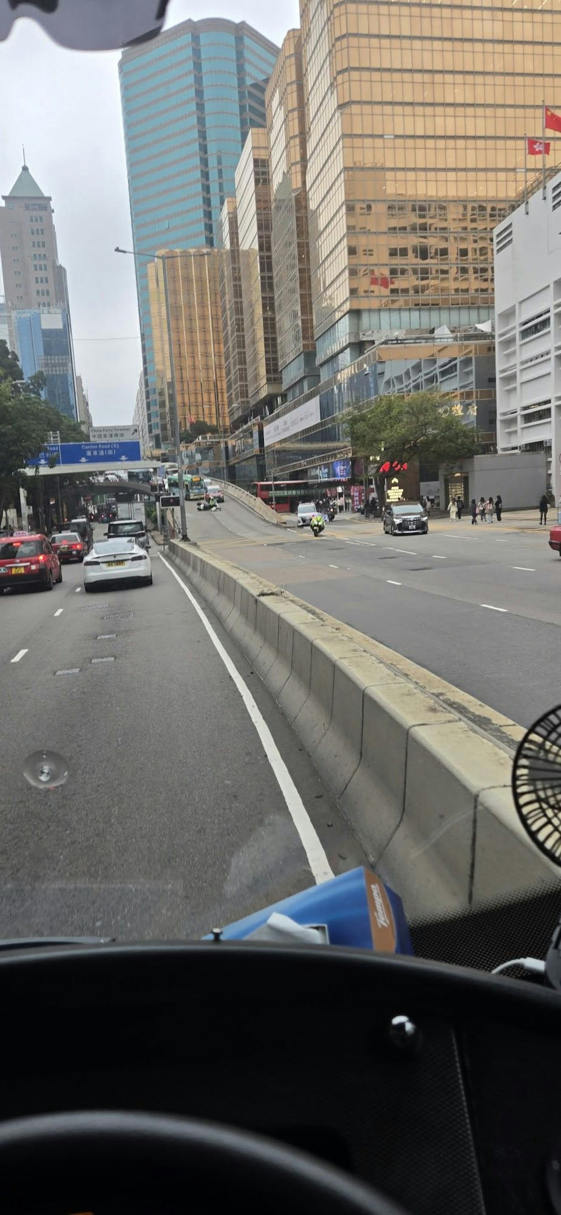 鐵馬在落橋位翻倒。(讀者提供)