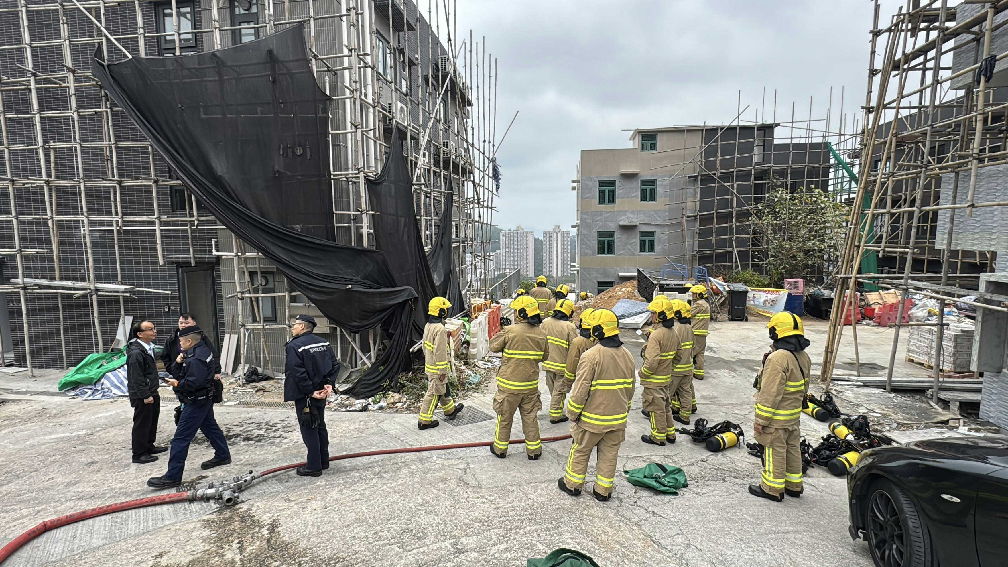 村屋外空地一堆雜物及建築廢料着火。（翁鈺輝攝）