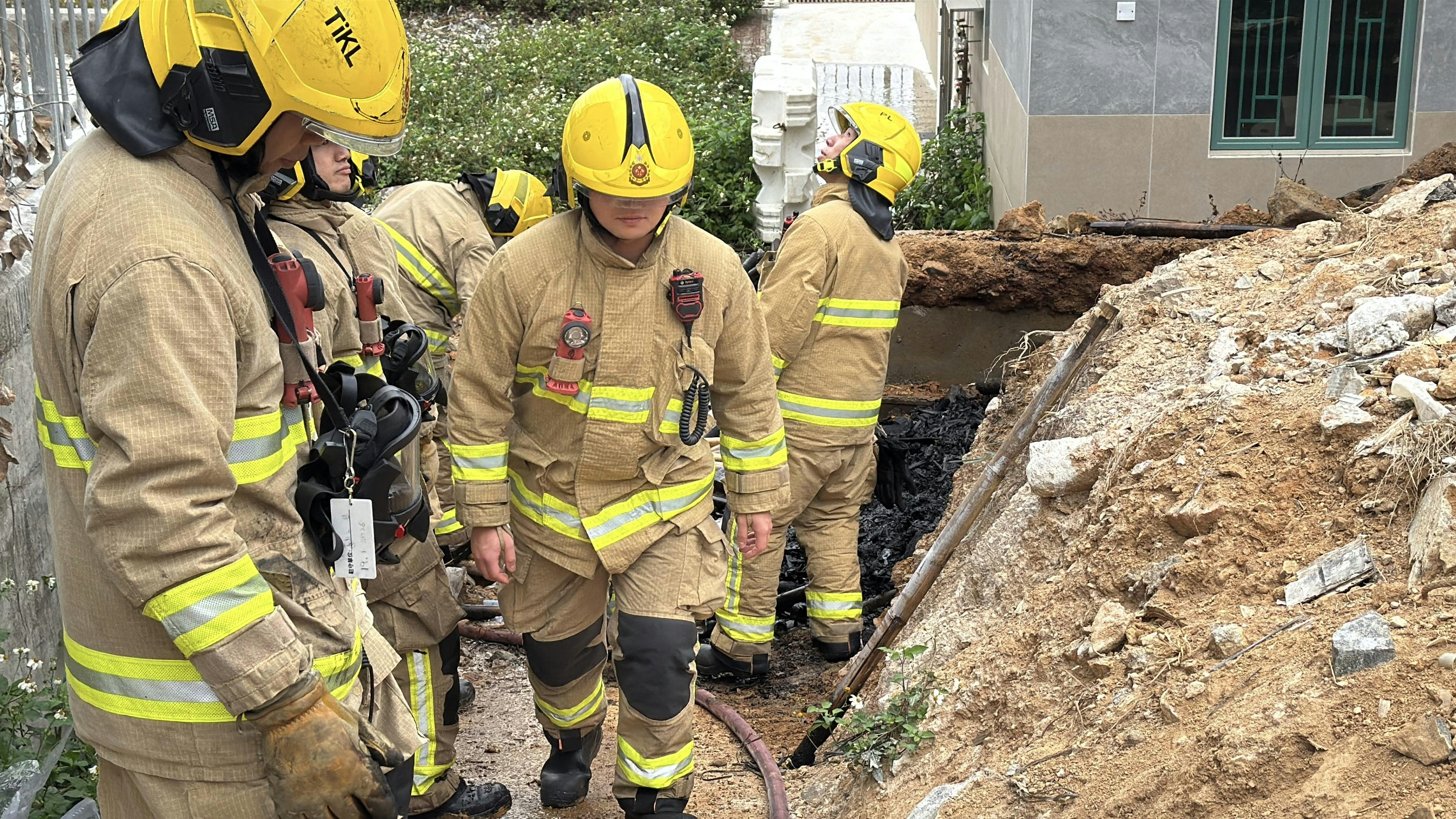一堆雜物及建築廢料着火。（翁鈺輝攝）