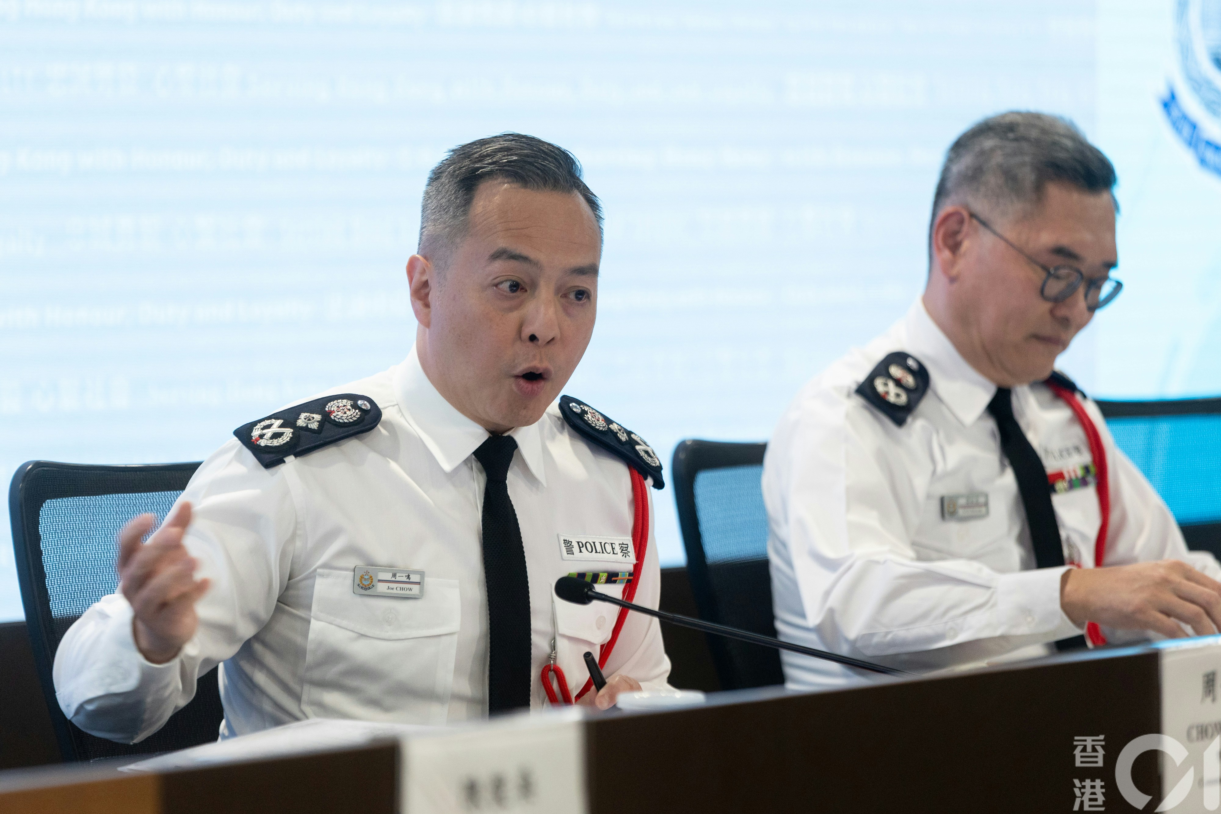 警務處長周一鳴（左）及副處長（國家安全）簡啟恩（右）。（夏家朗攝）