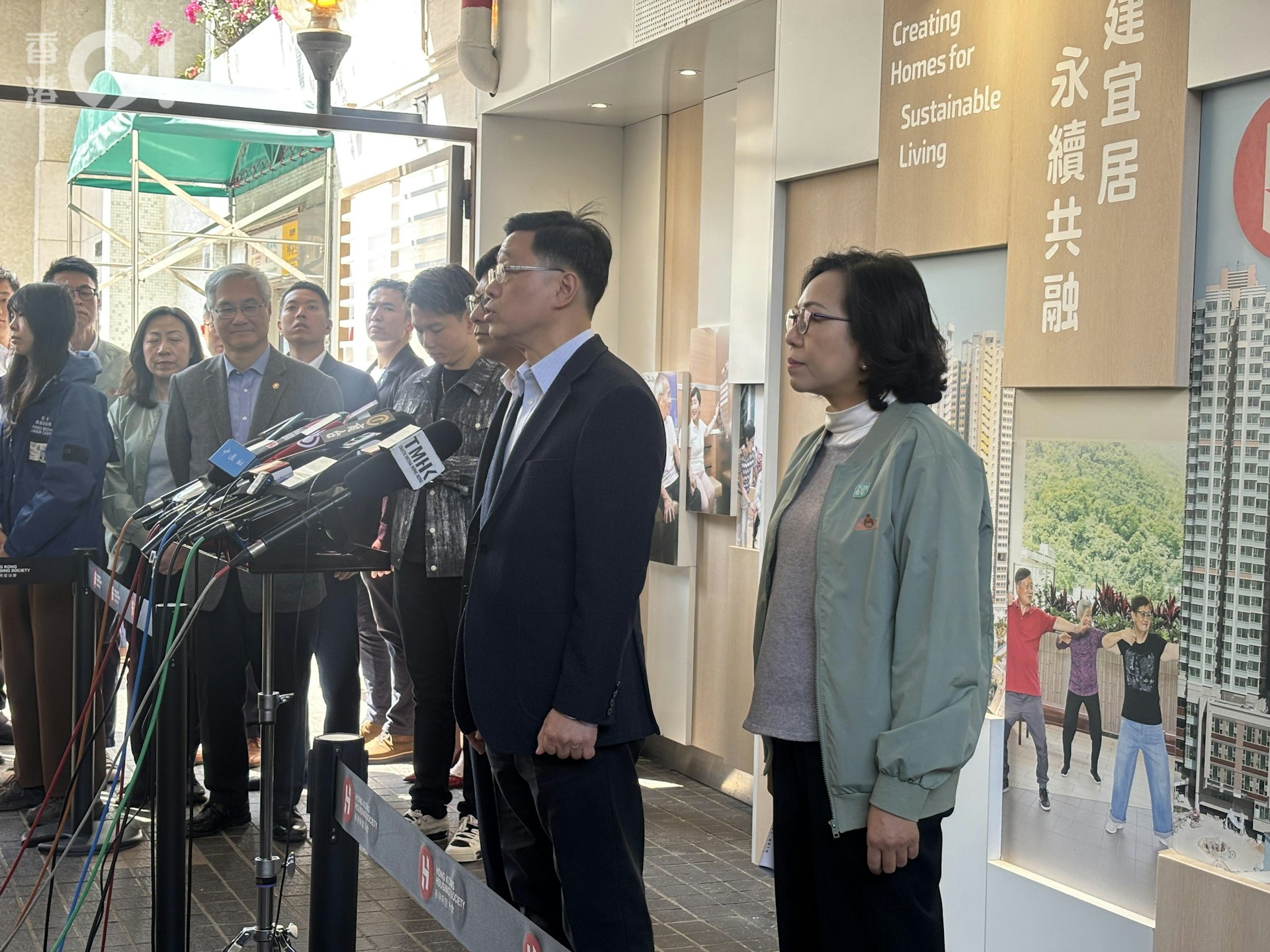 行政長官李家超今早到訪(13日)啟航1331青年驛站,探訪兩戶受影響宏福苑住戶。(林子慰攝) 行政長官李家超今早到訪(13日)啟航1331青年驛站,探訪兩戶受影響宏福苑住戶。(林子慰攝)