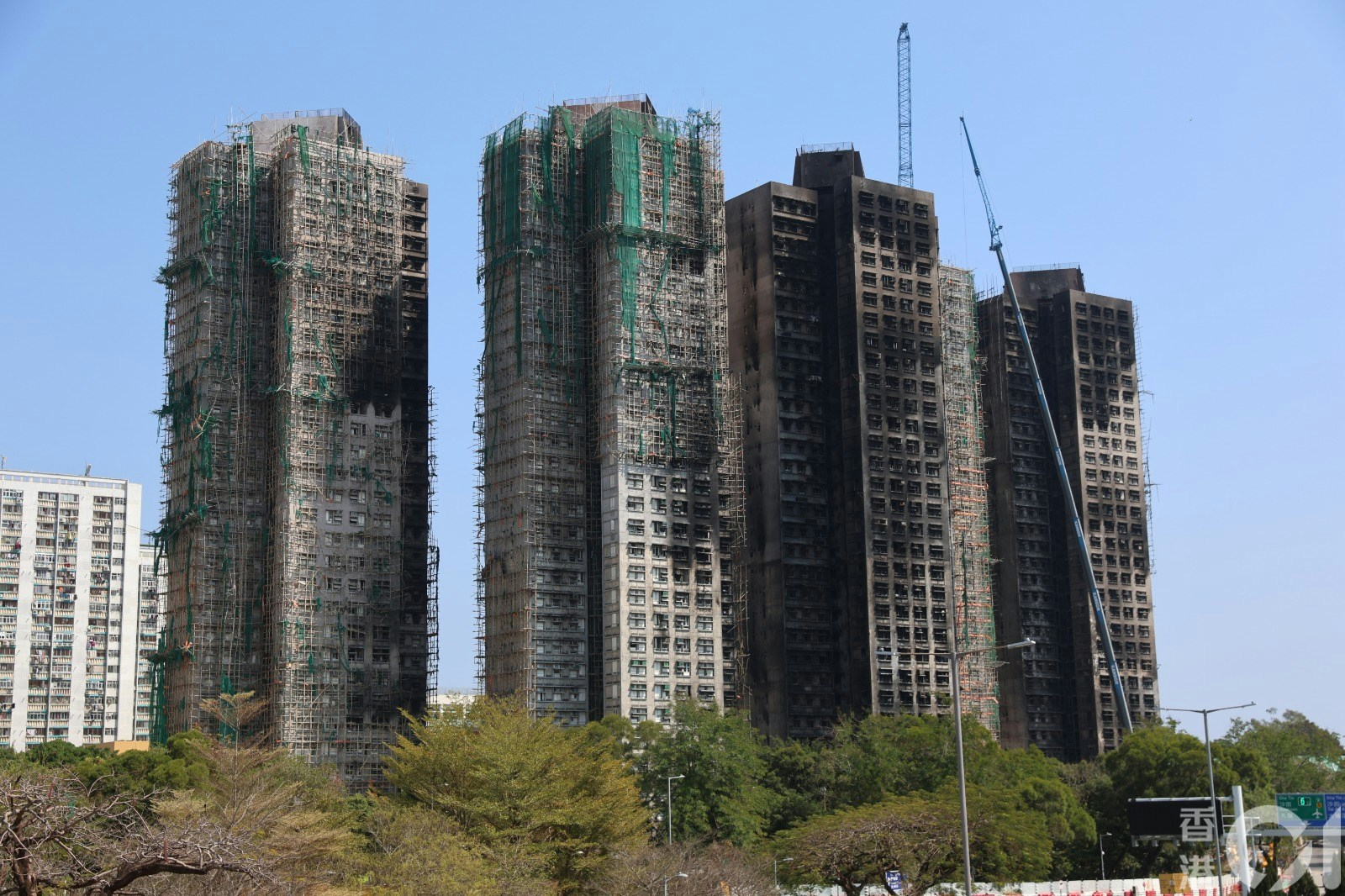 損毀最嚴重的宏昌閣及宏泰閣早前已分別清拆約6成及8成外牆棚架、宏新閣低層至中層位置部分棚架已被清拆。（資料圖片/蔡正邦攝）